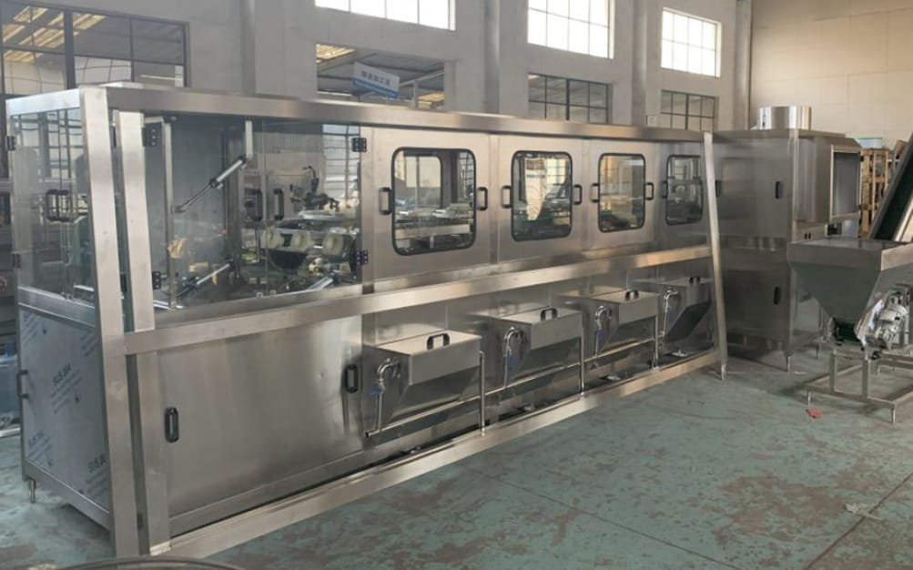 Оборудование для линии розлива питьевой воды в ПЭТ тару объемом 19 л, производительностью до 900 бутылок в час