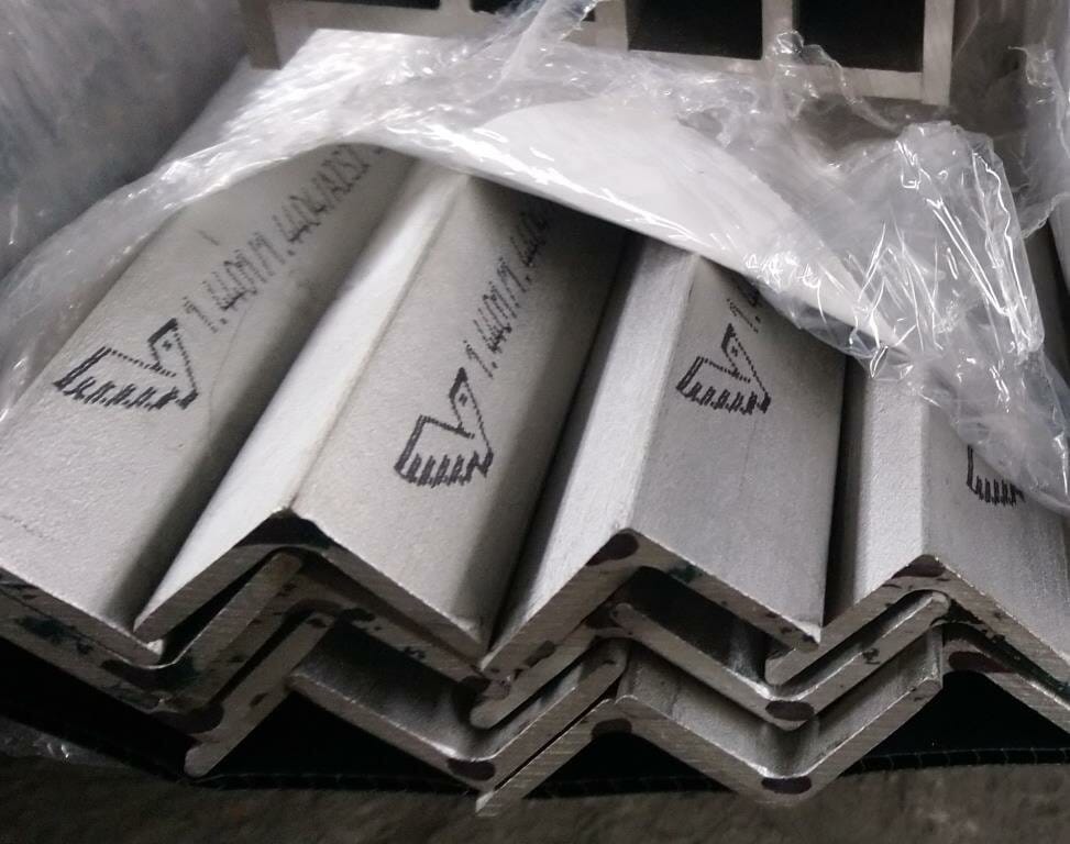 Угол нержавеющий горячекатаный  AISI 316L  30х30х3