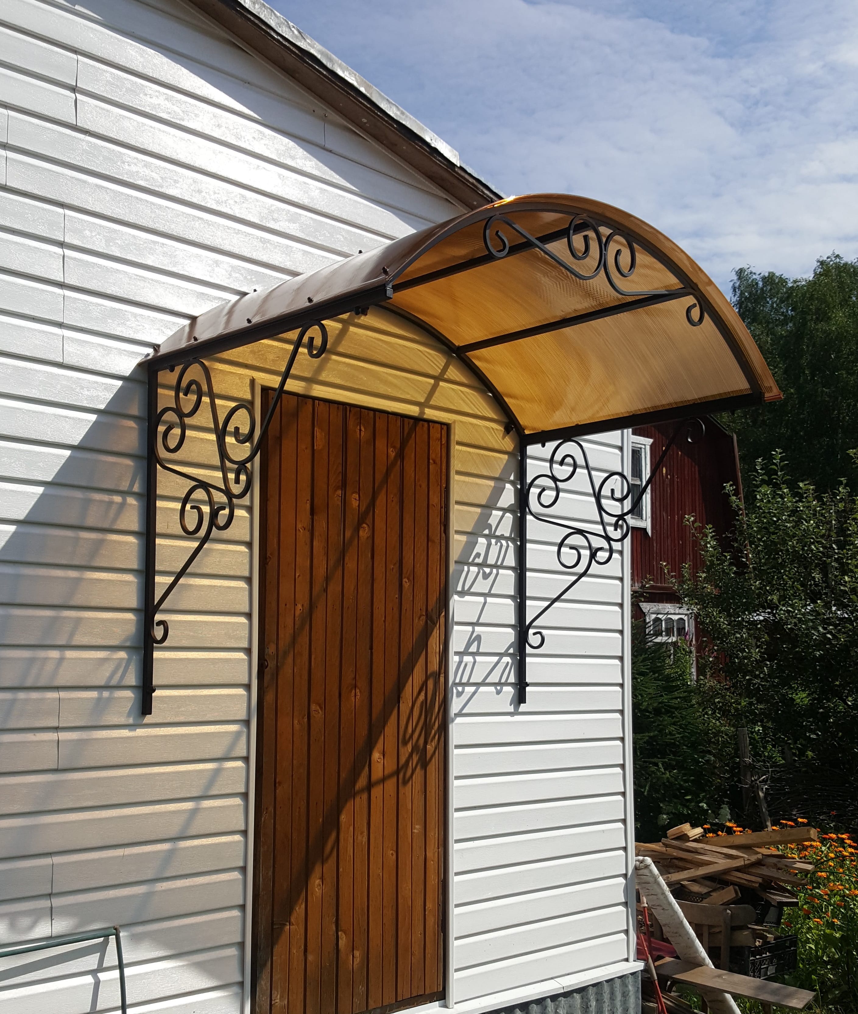 Козырек над крыльцом арочный