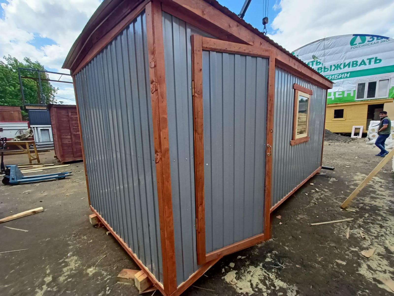 Деревянная бытовка распашонка обшитая металлом — фото 2