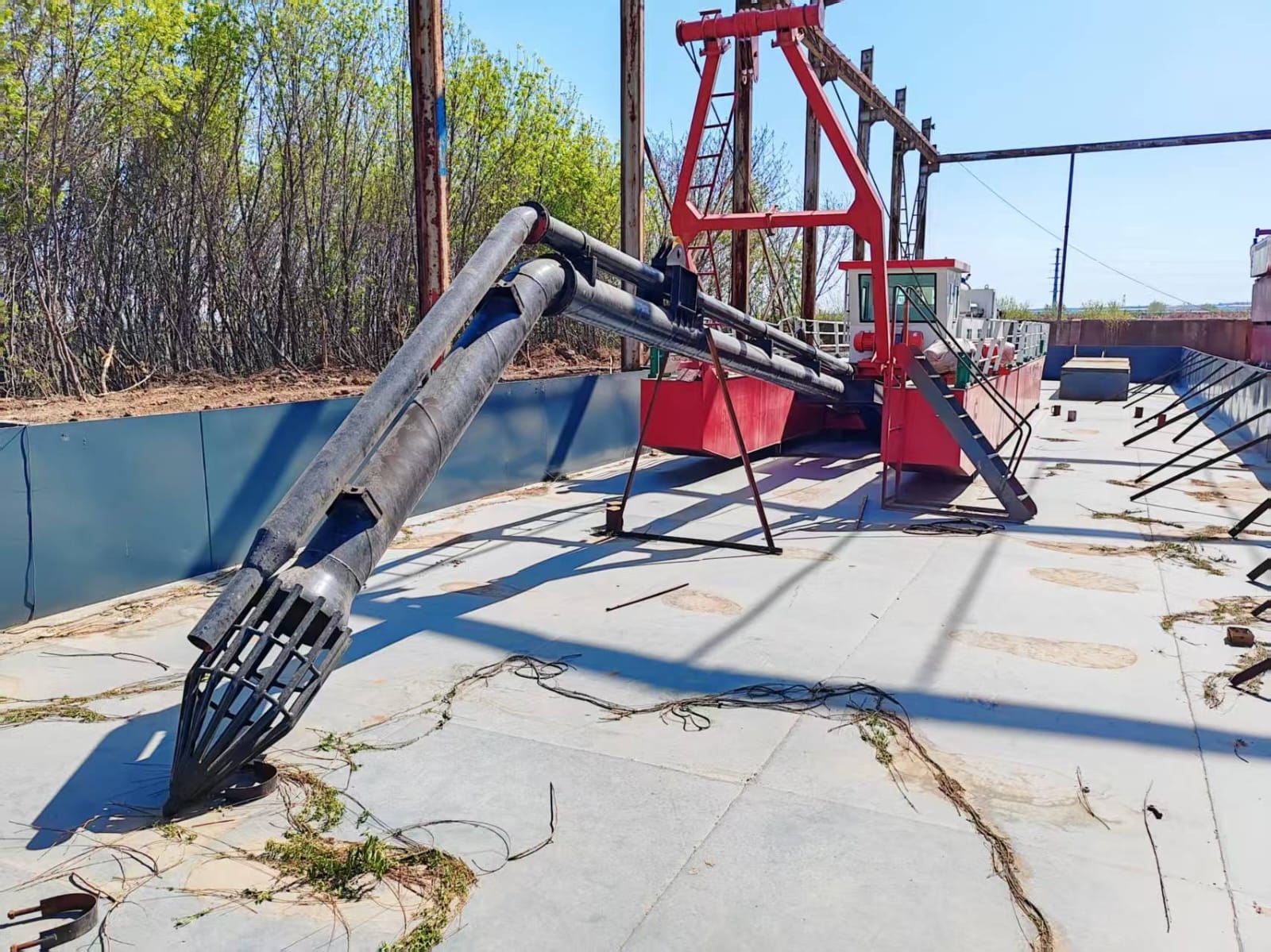 Земснаряд производительностью 2000м3ч для очистки дна путем гидроразмыва.