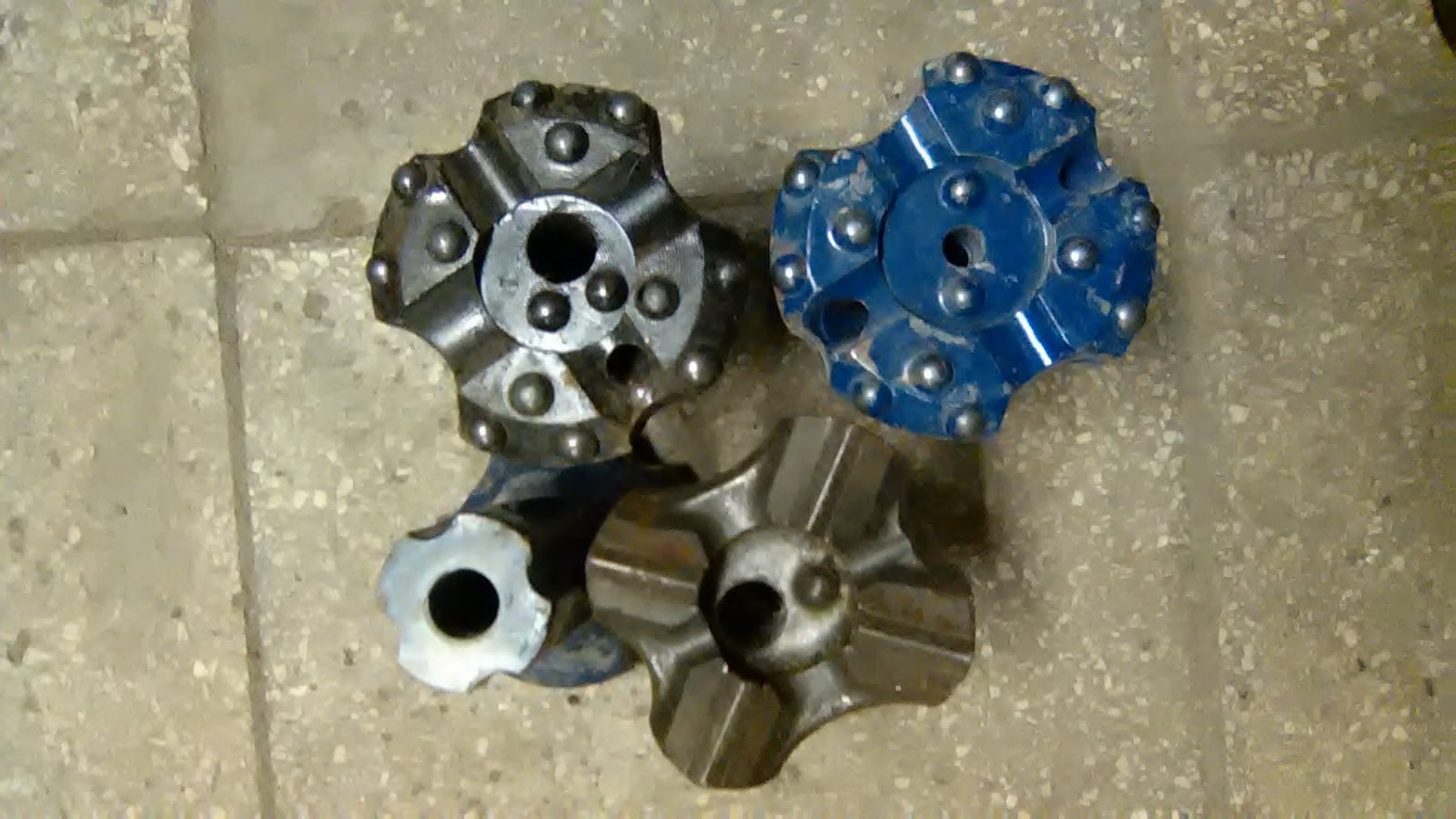 Коронка буровая КНШ-110, К-110 к пневмоударнику П-110 , пневмоударник П-110. Соединение баянетное, шлицевое.