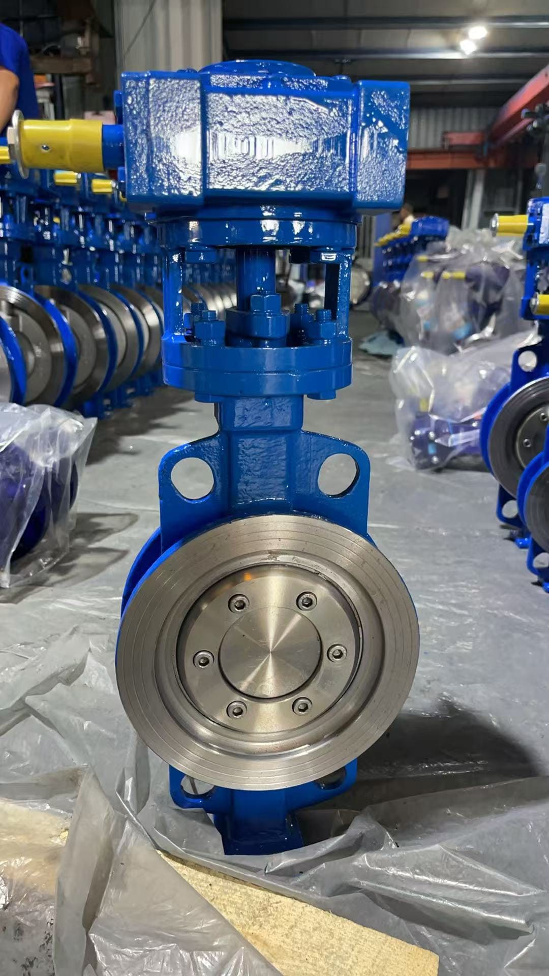 Затвор дисковый поворотный трехэксцентриковый межфланцевый стальной WCB с редуктором