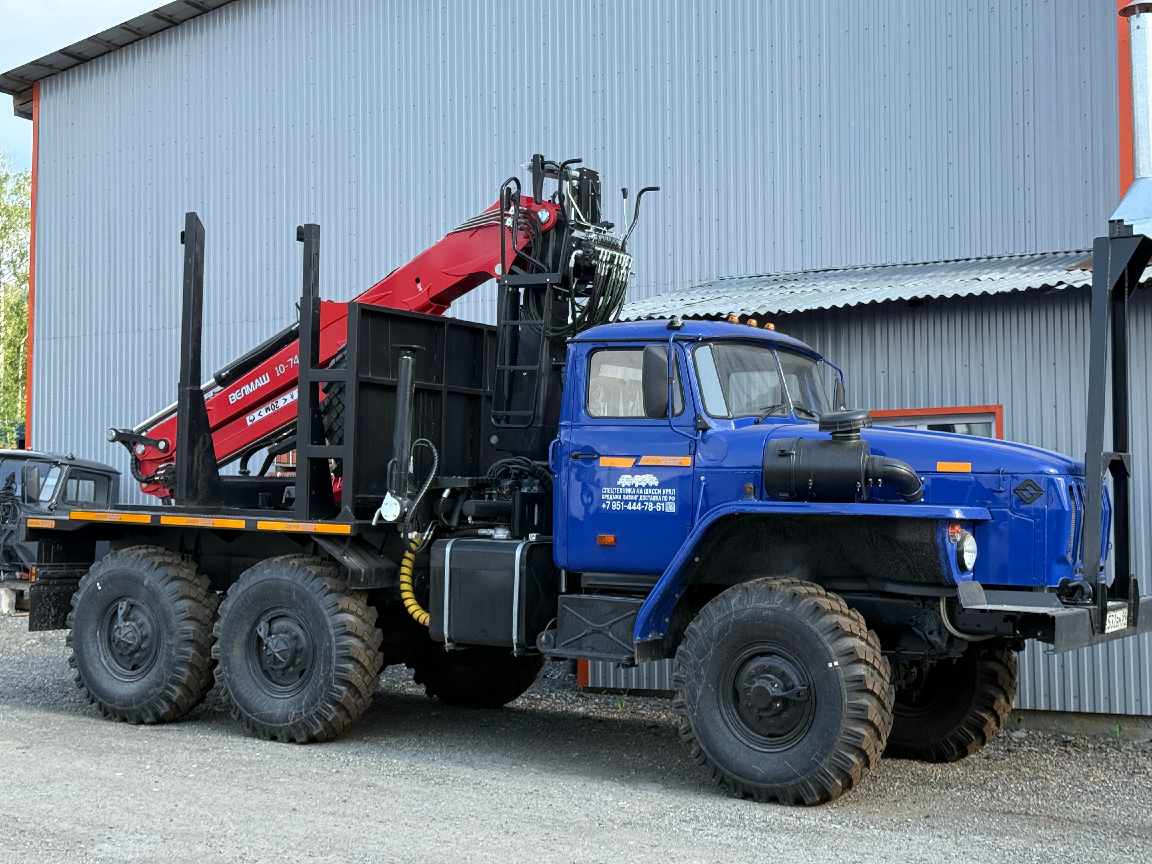 Лесовозы Урал с манипуляторами Велмаш 10-74