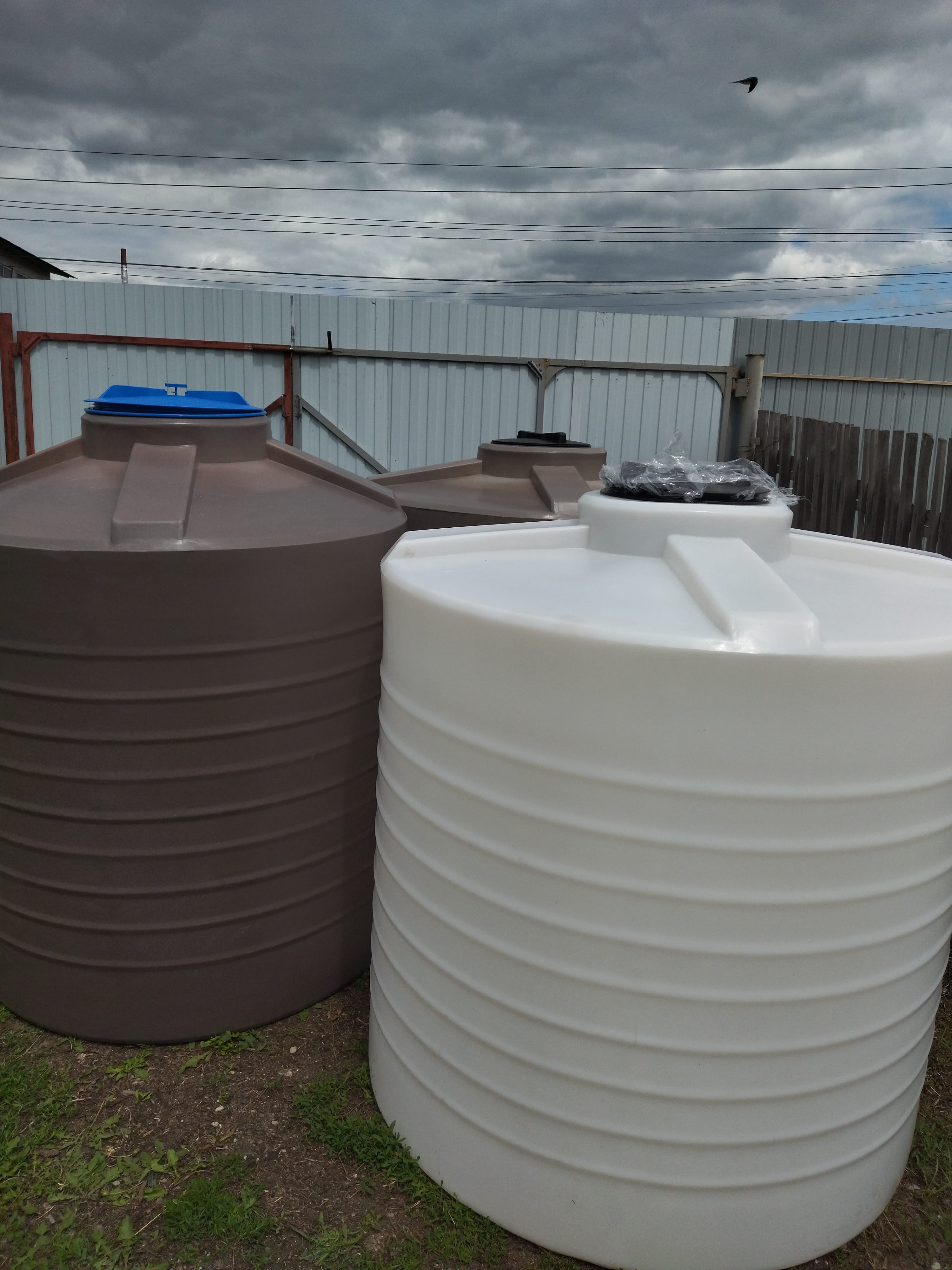 Емкость пластиковая 2куб.м. и 1.5 куб.м.