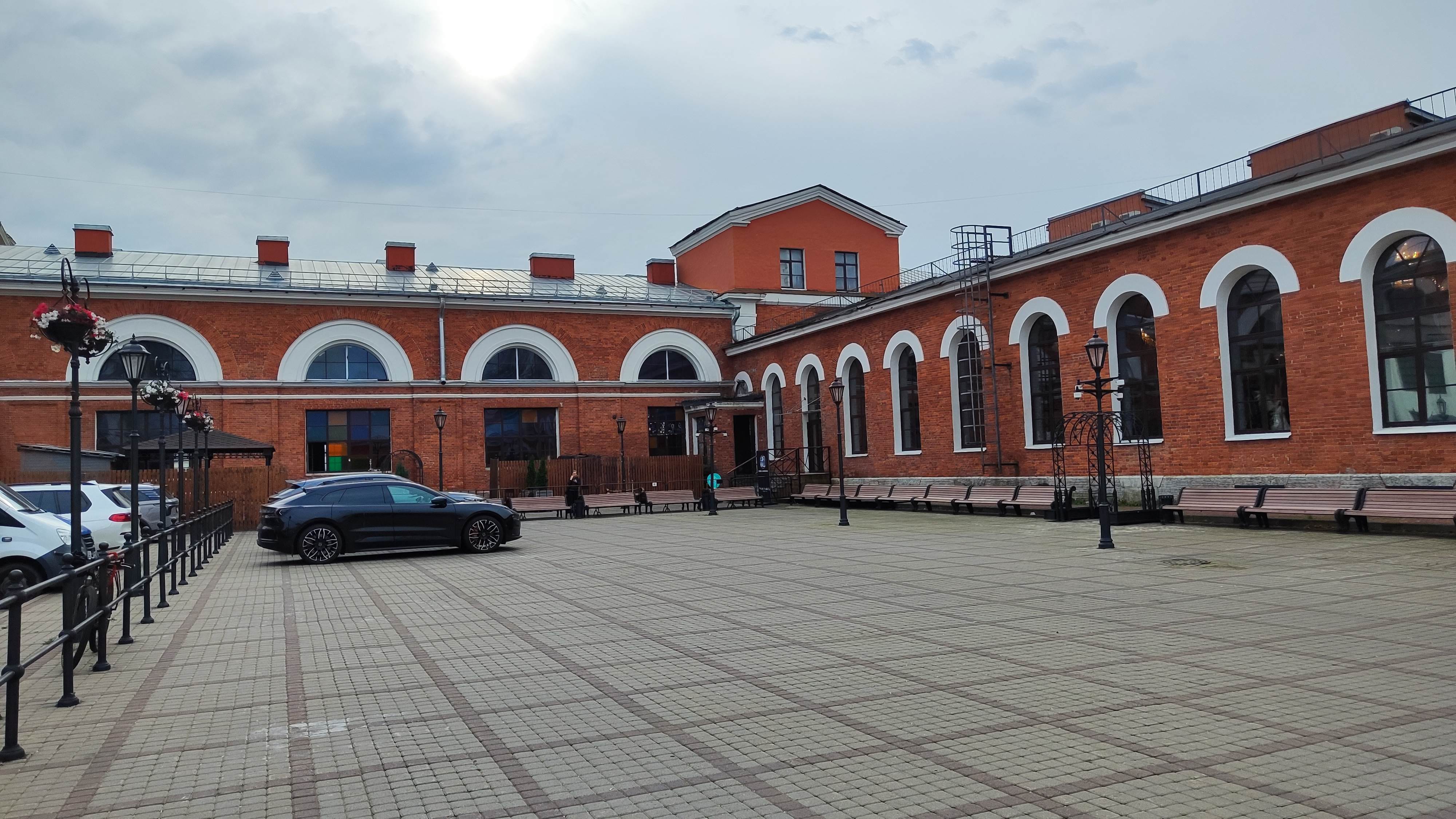 Помещение с ремонтом в лофт-пространстве, высокие потолки, витрины.