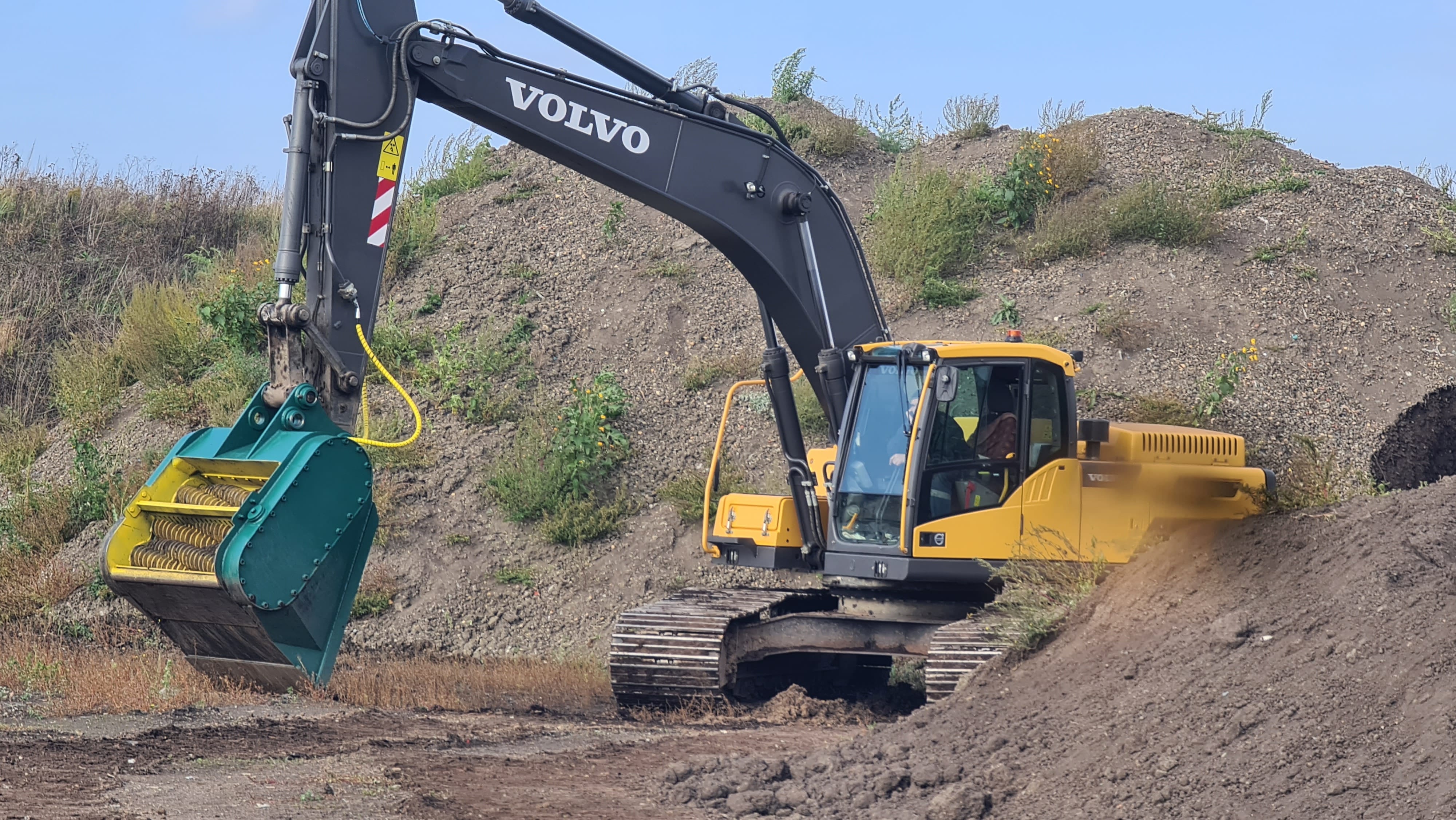 Просеивающий ковш для сортировки различных материалов