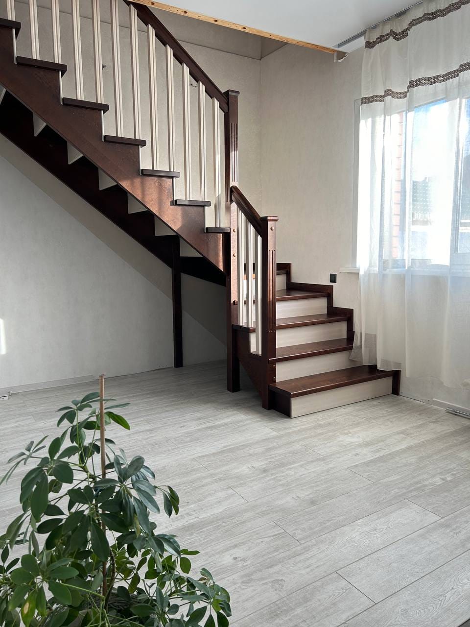 Деревянная лестница в дом