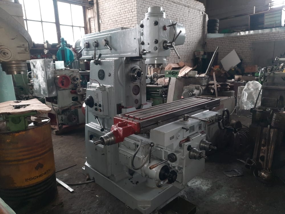 Широкоуниверсальный консольно-фрезерный станок 6Р82Ш