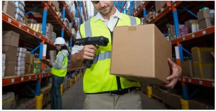 Комплектовщики с ТСД на склад купальников