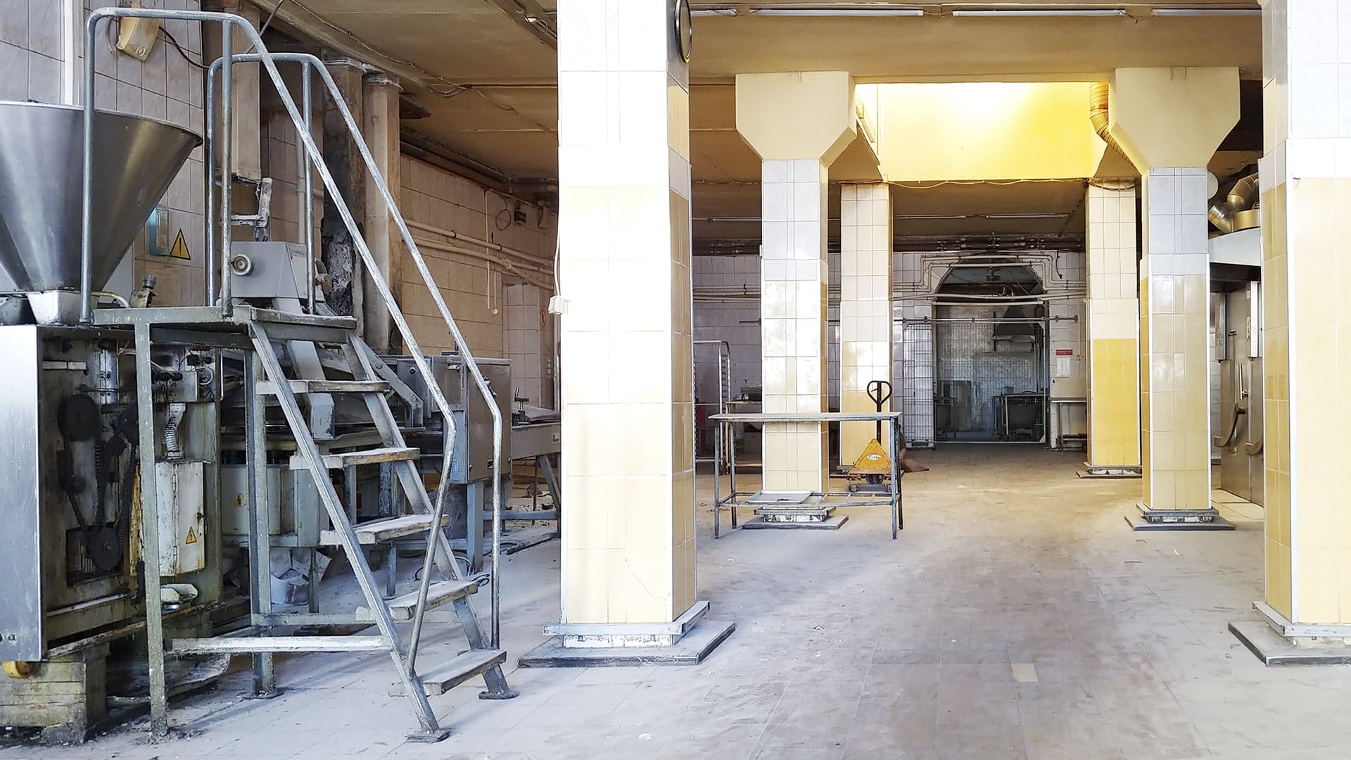 Промздание 2366 м2 + 1,35 га в центре Луги — всего 35 млн.руб. — фото 2