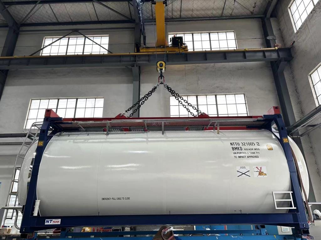 Контейнер-цистерна модели UN Т11 32К SWAP с утеплителем и пароподогревом — фото 2