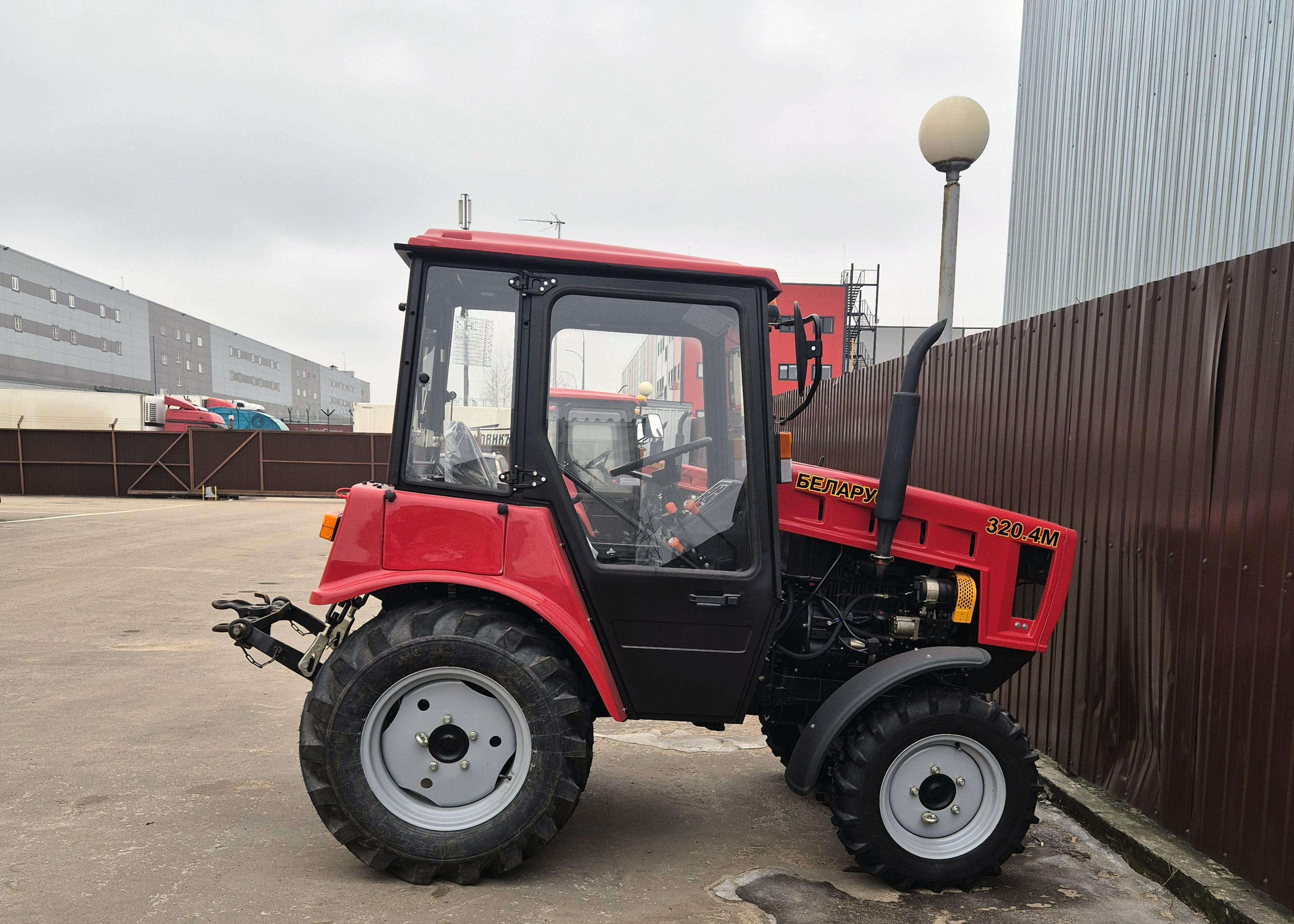МТЗ 320 - компактный универсальный помощник в работе