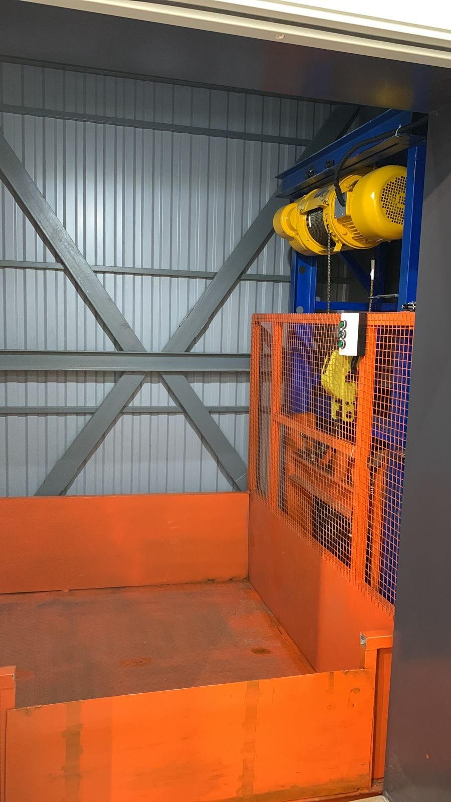 Консольный грузовой подъемник (лифт)