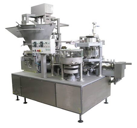 Машины дозаторы для наполнения жестяных банок мясом.