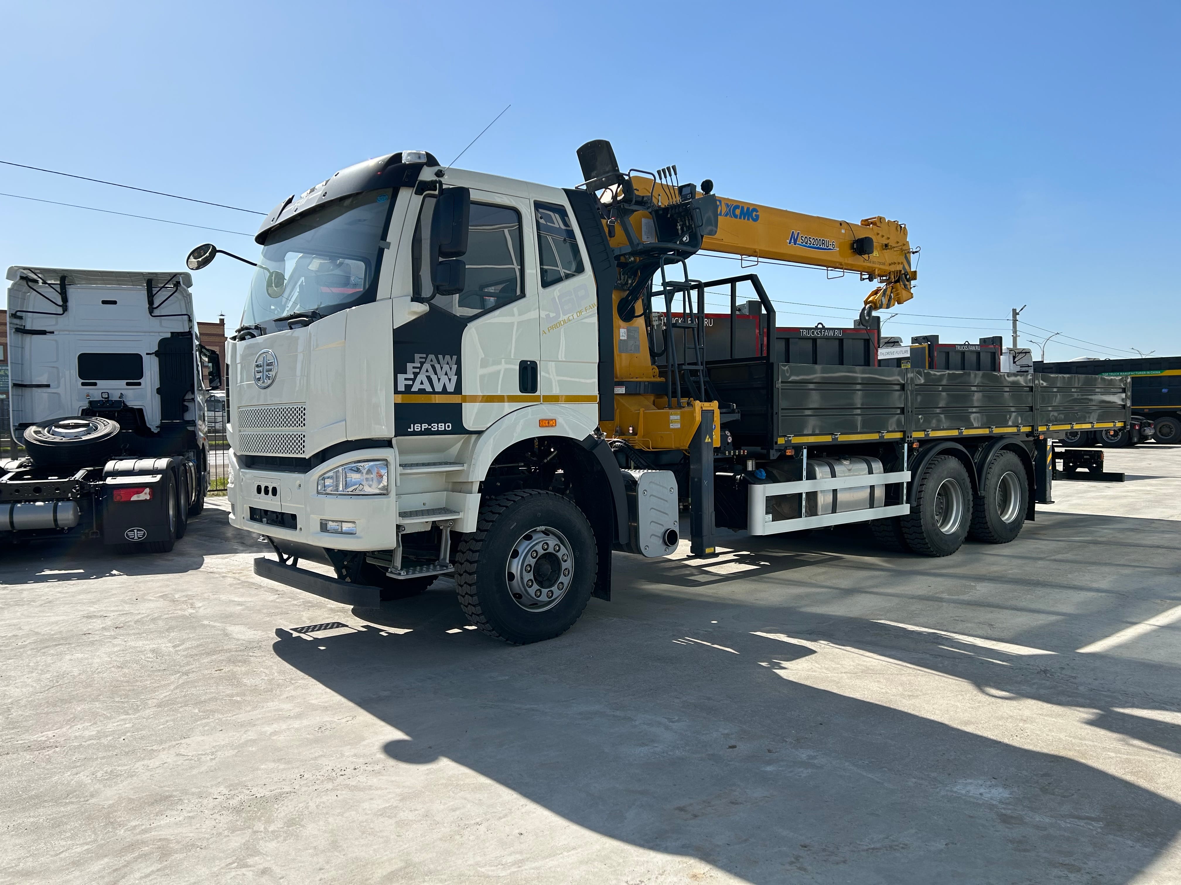 Новый бортовой автомобиль FAW J6 6×4, модель 4591A (шасси FAW CA3250)  КМУ XCMG SQ200-6, 2025 год выпуска