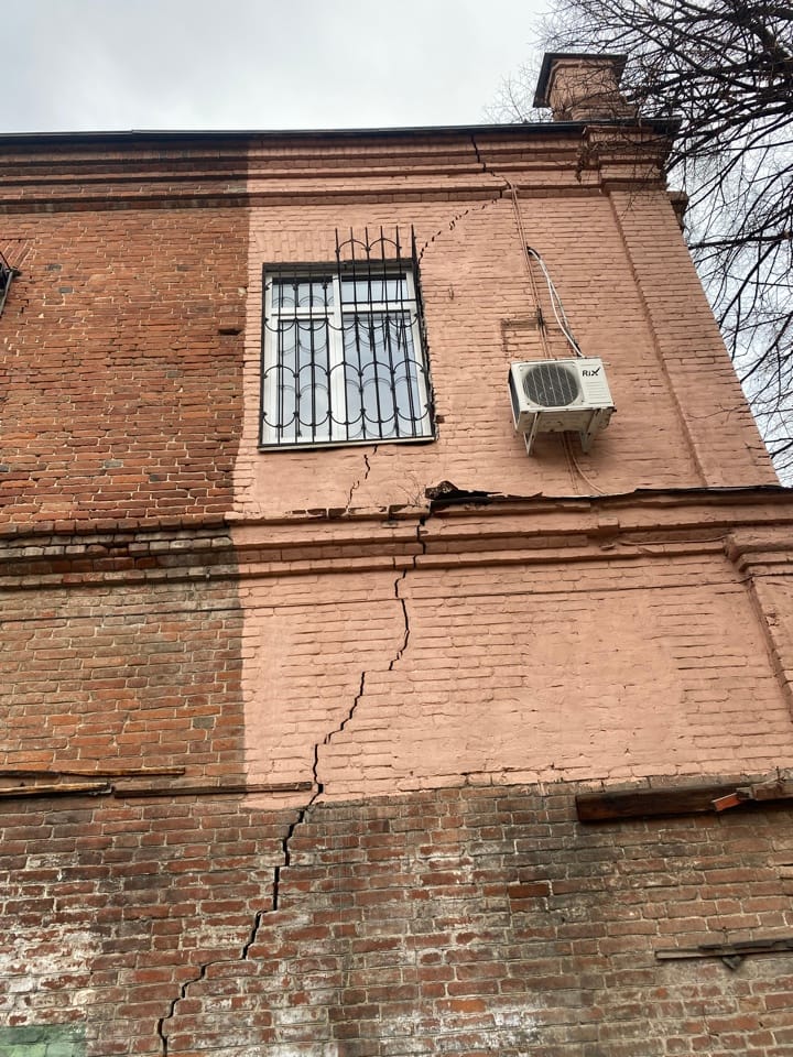 Усиление фундамента здания, дома, пристройка, забор при трещинах на стене — фото 4