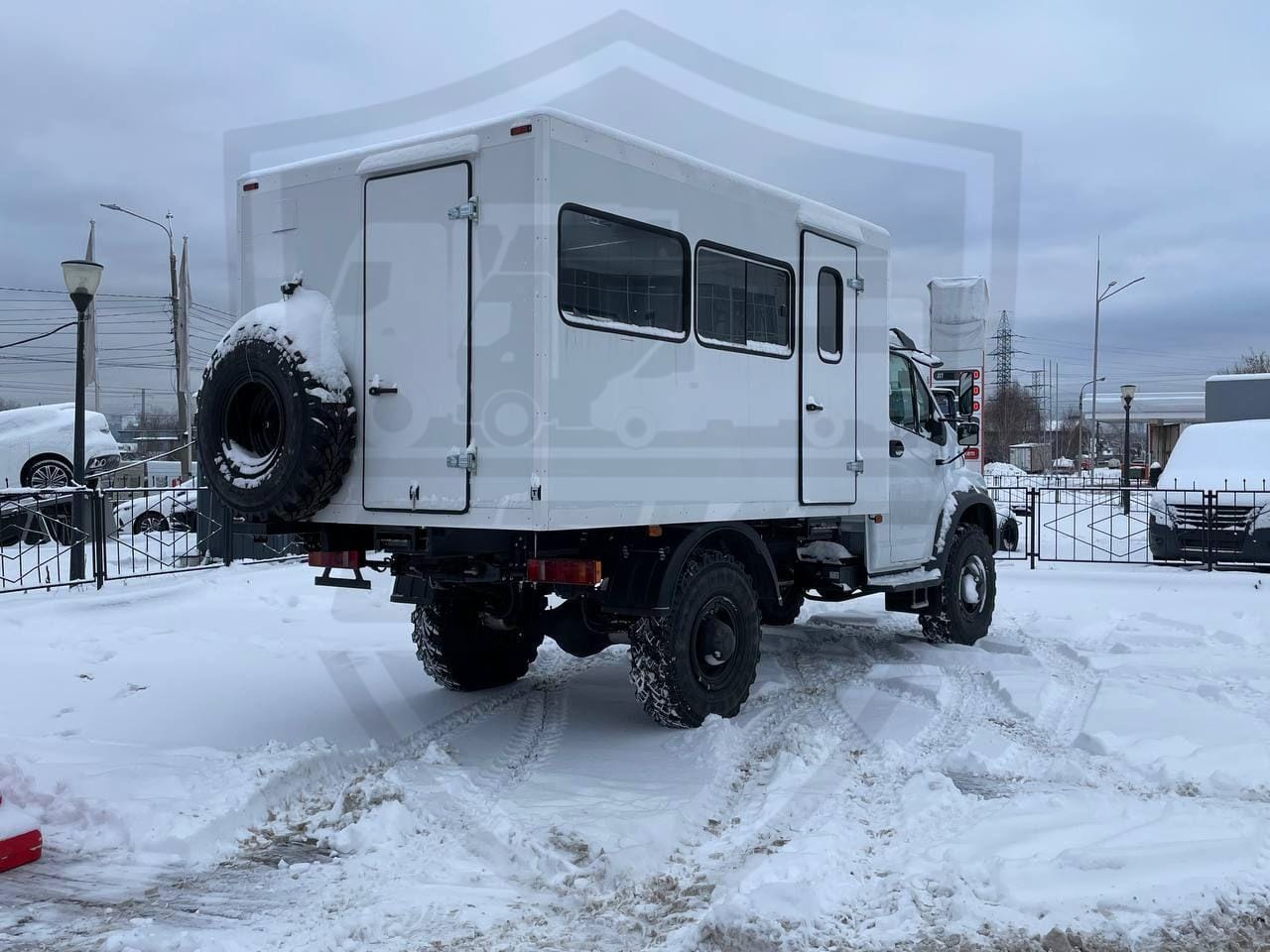 Вахтовый автобус  стандартный  вход.