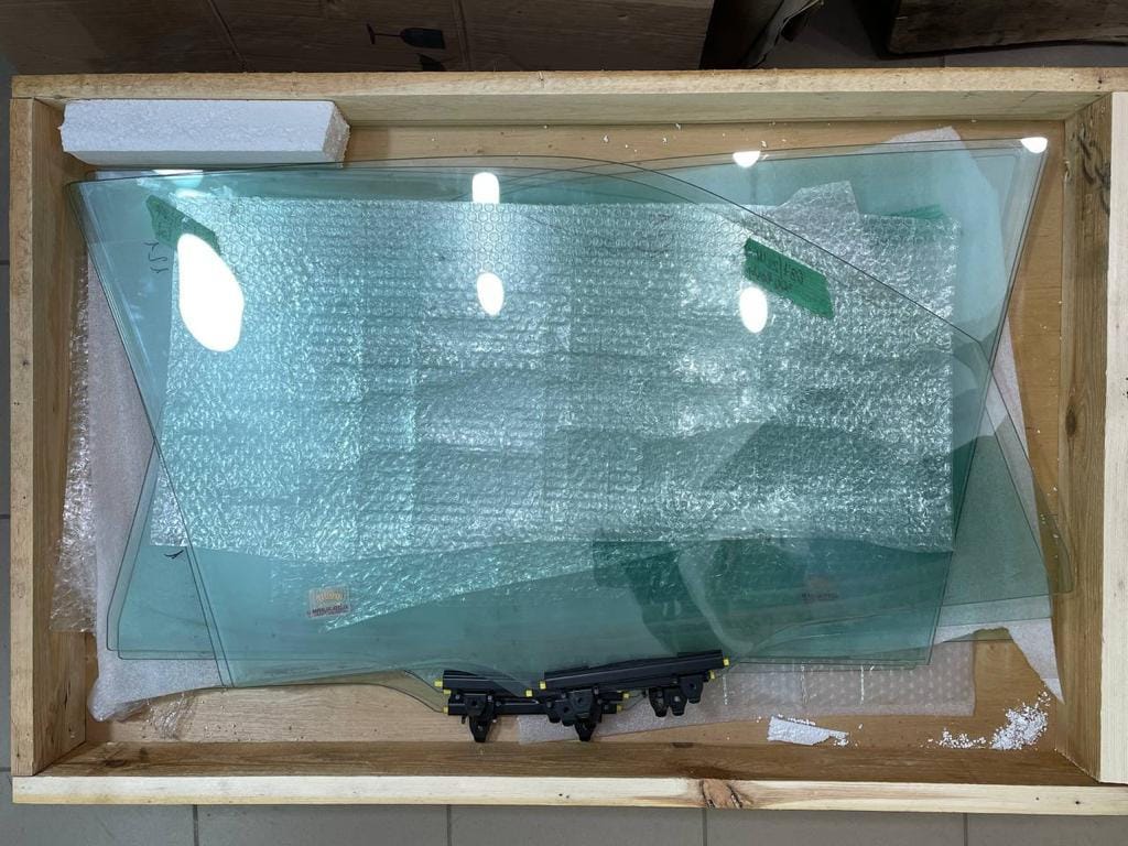 Стекло передней двери для Toyota Land Cruiser 300