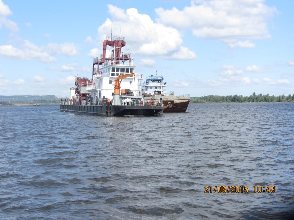 Земснаряд, землесос с сортировочно-обогатительной установкой.