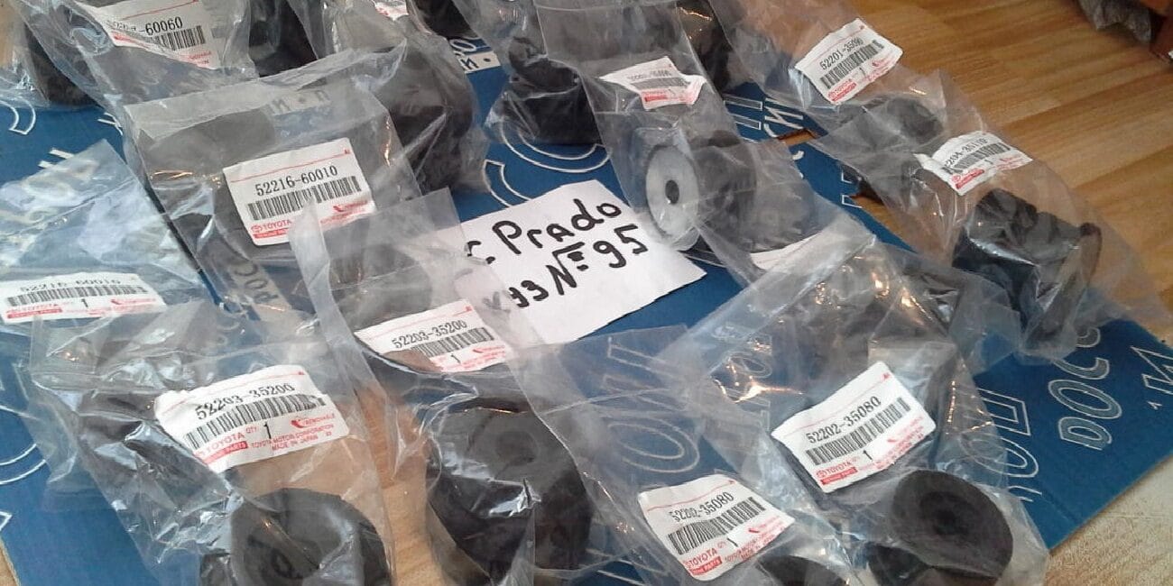Подушки  кузова Toyota Prado-95 рестайл, дорестайл, с болтами, втулками, гайками