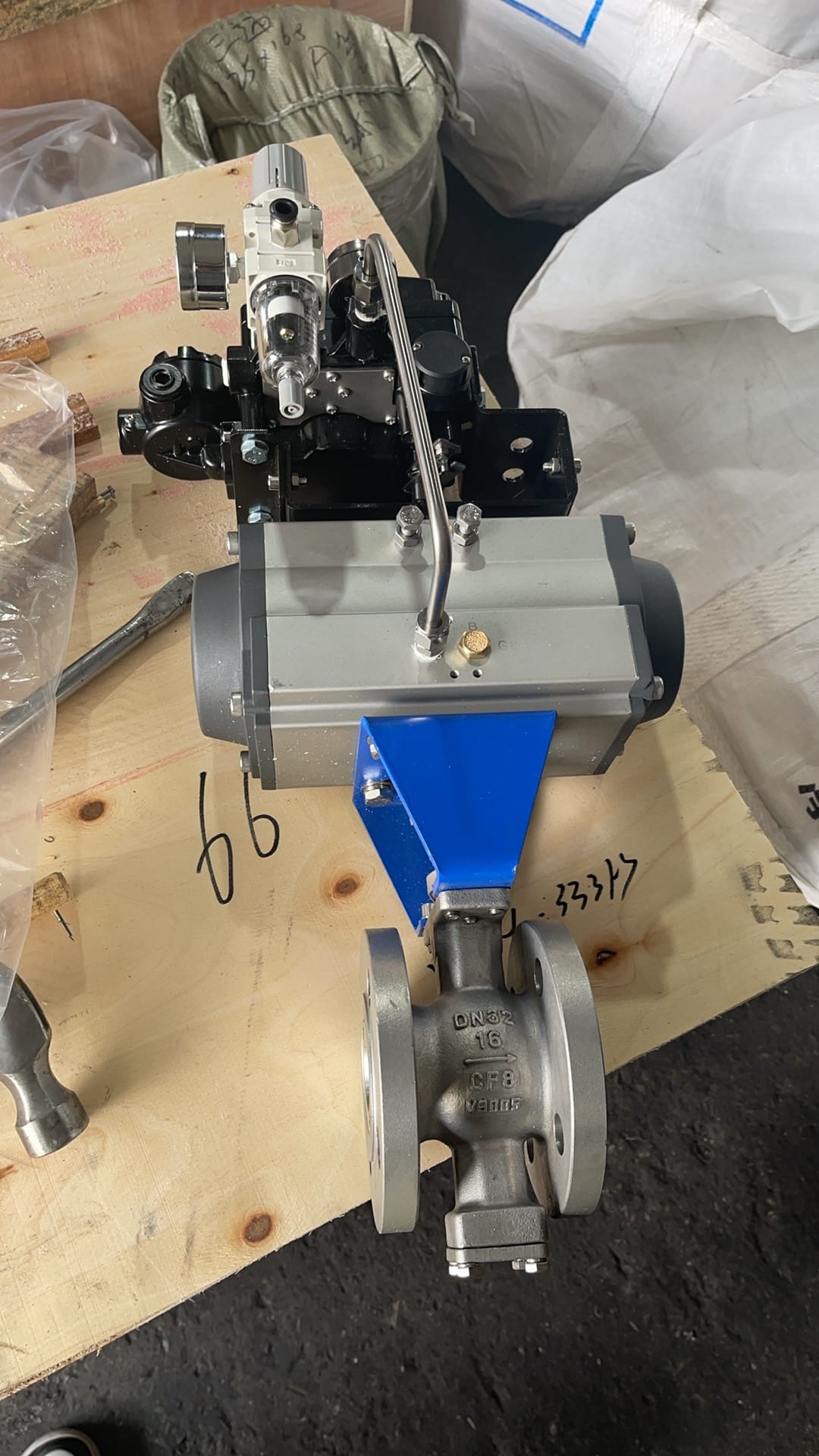 Регулирующий сегментный шаровый кран V-образный фланцевый с пневмоприводом