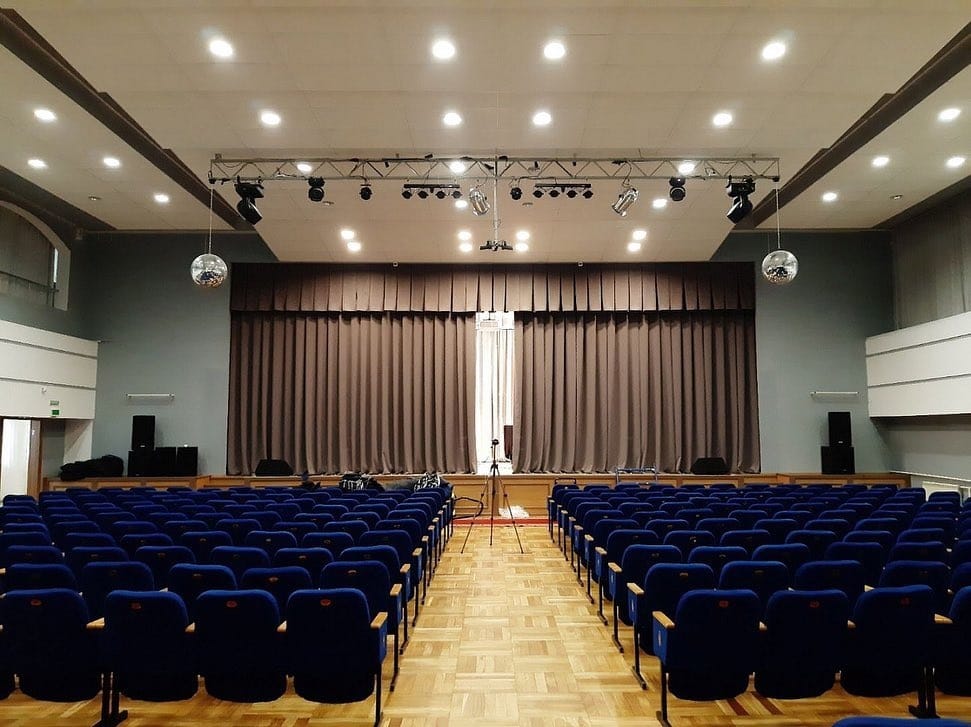 Театральные шторы для бюджетных организаций.