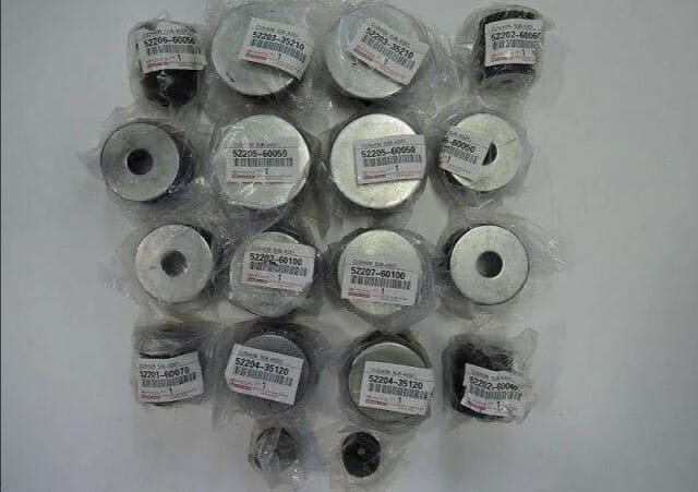 Подушки  кузова Toyota Prado-150, с болтами, втулками, гайками