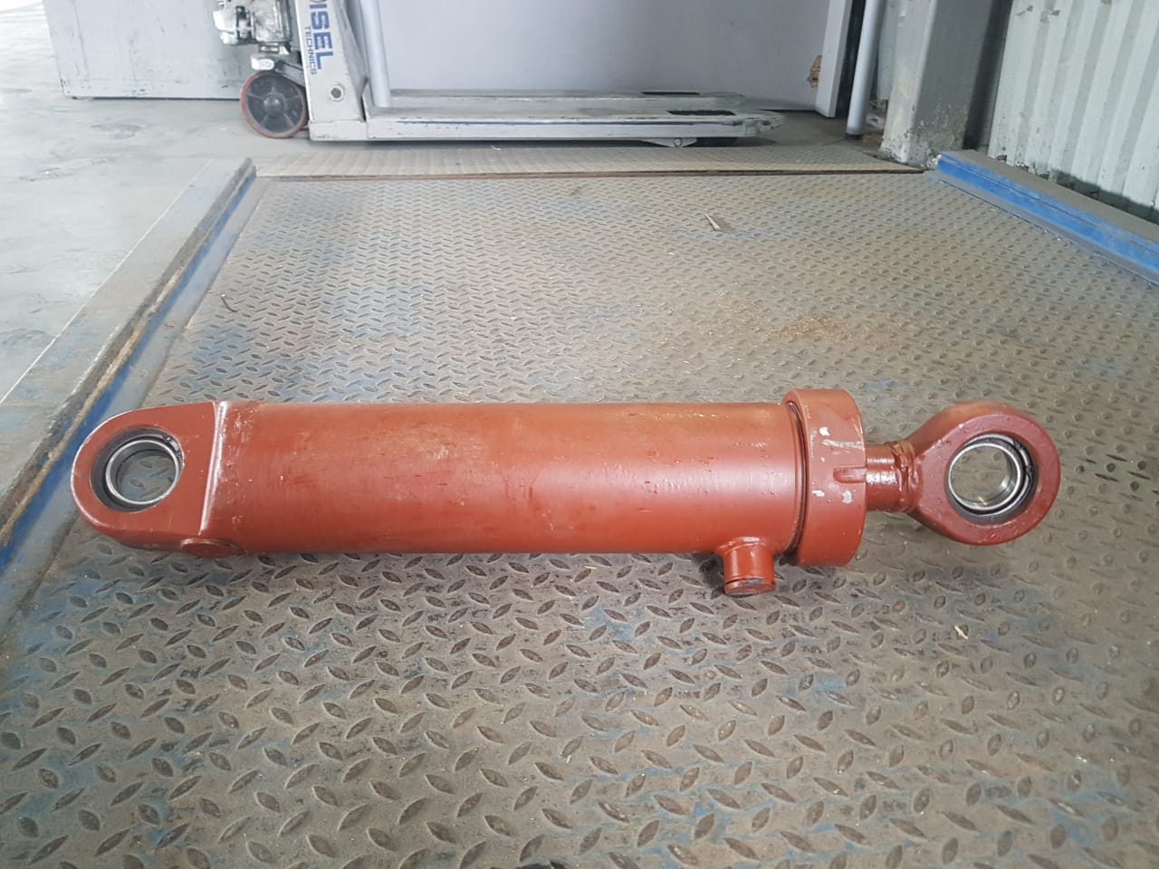 Гидроцилиндр опорного башмака для экскаваторов ЭО-2621, ЭО-2626 ЮМЗ, МТЗ