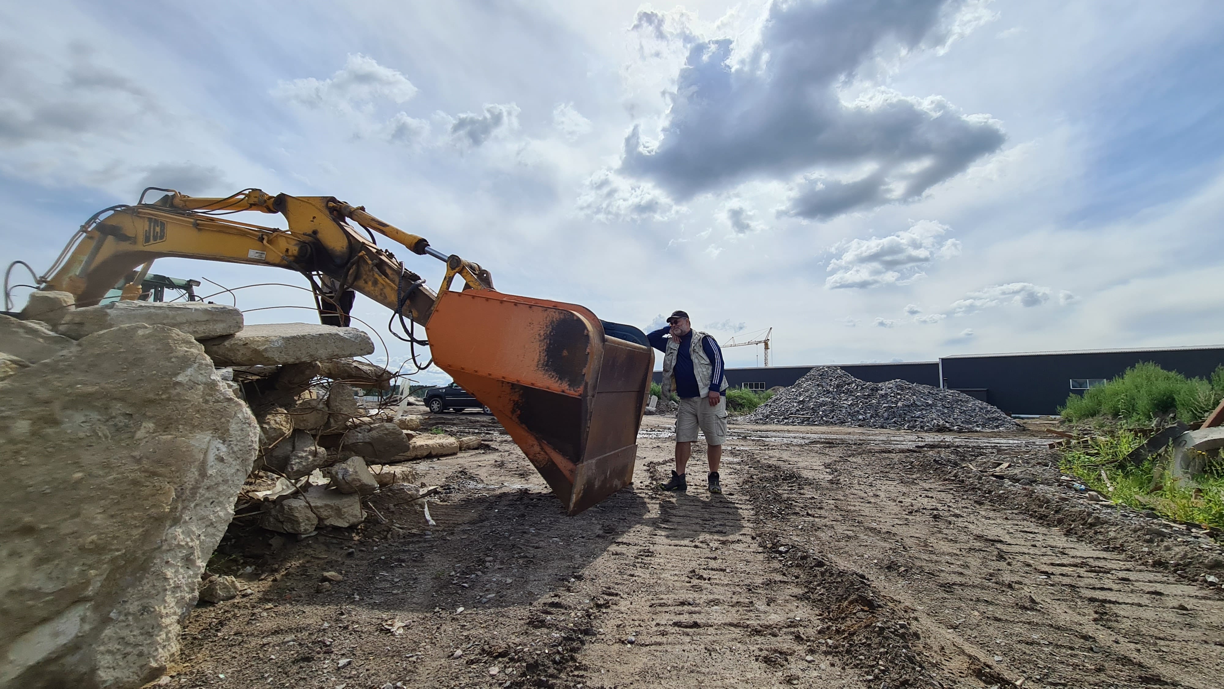 Просеивающий ковш. Переработка строительного мусора