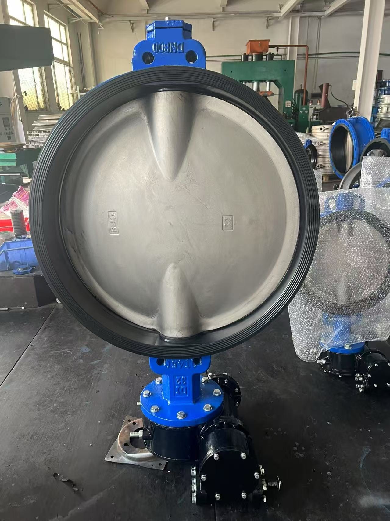 Затвор дисковый поворотный межфланцевый симметричный чугунный с редуктором Ру16 Ду800 — фото 3