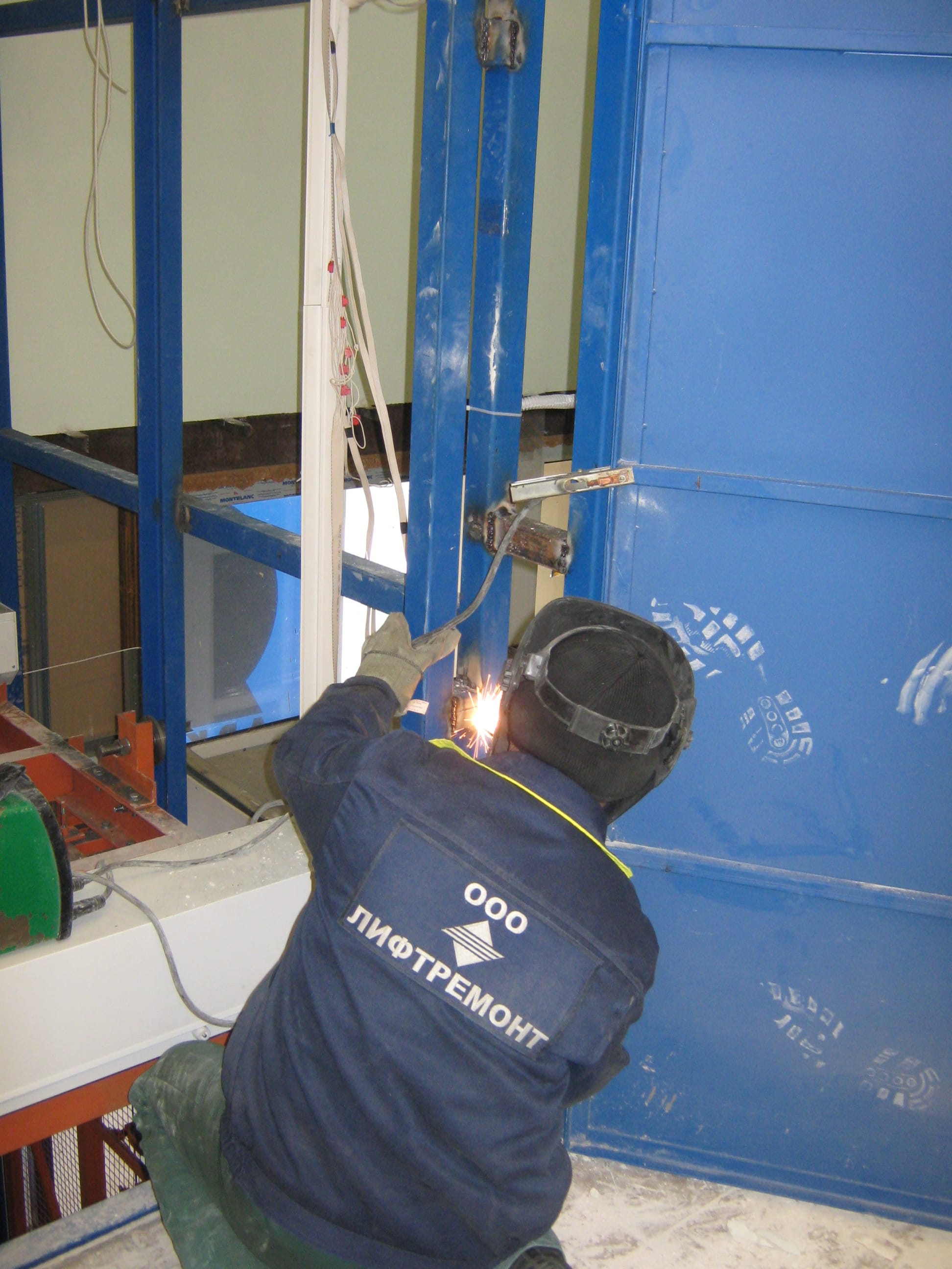 Монтаж грузовых подъемников.