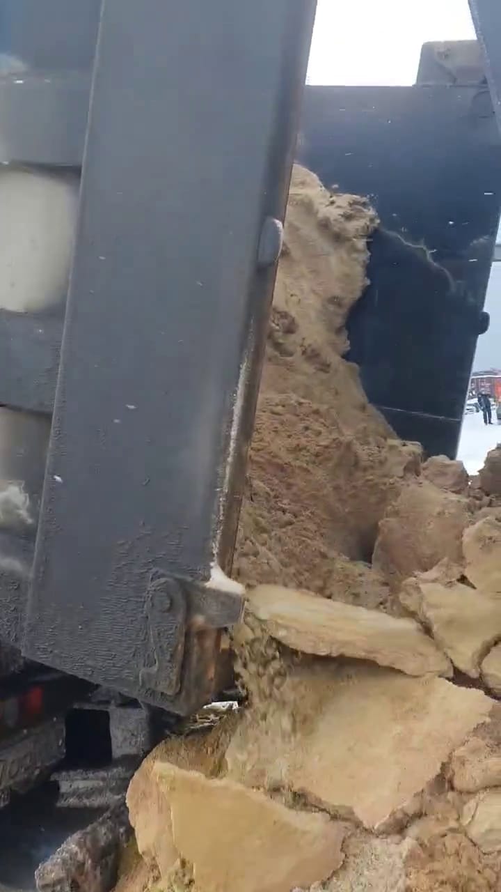 Антигололедный реагент МОНОМЕР для грузовых тонаров чтобы не примерзал песок,грунт,гравий к металлической поверхности кузова грузовика. — фото 2