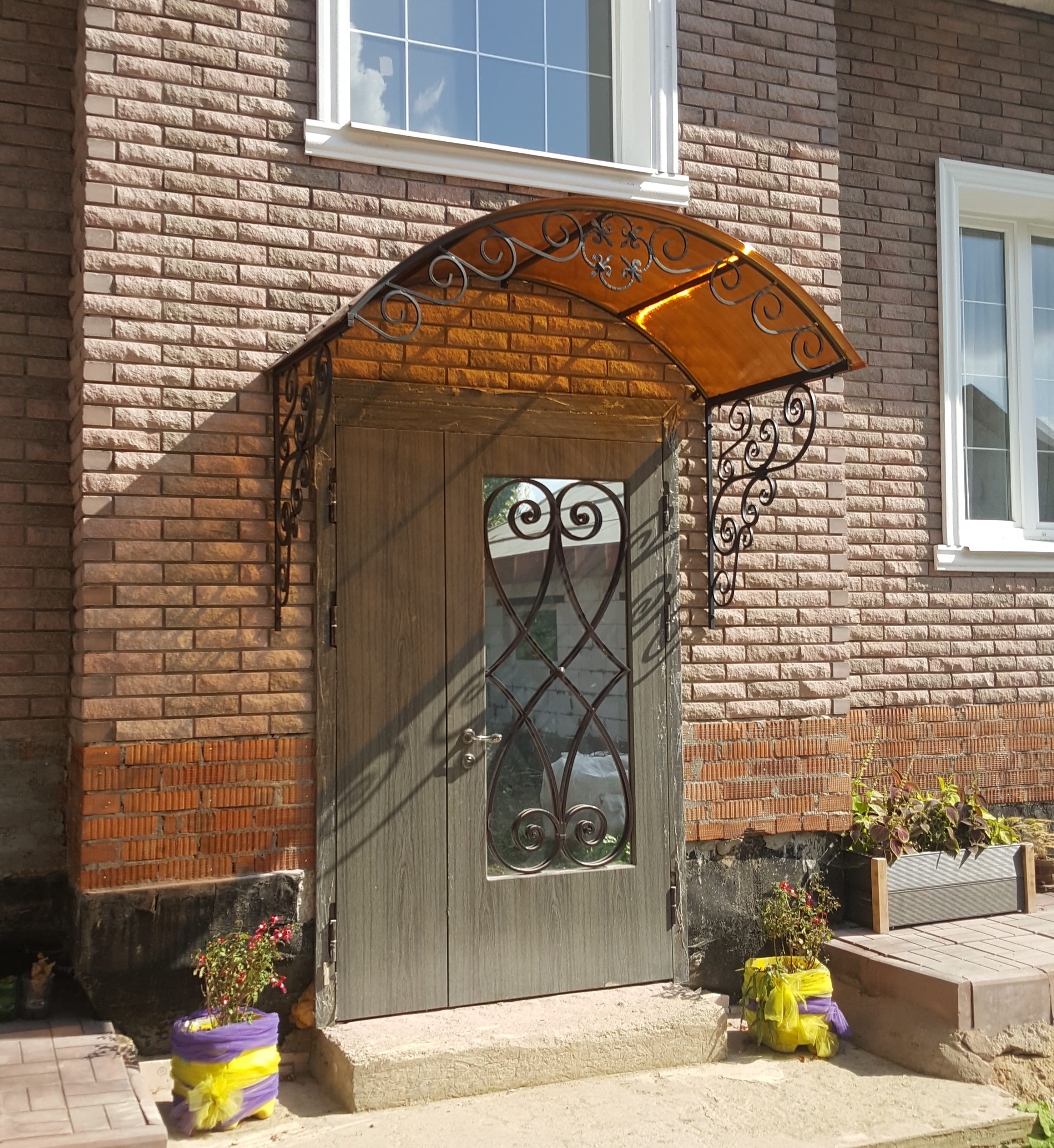 Защитный козырек над крыльцом