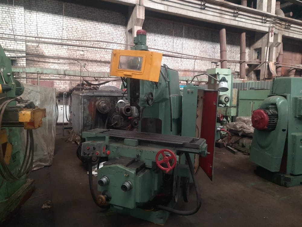 Вертикально-фрезерный станок 6Т12-1