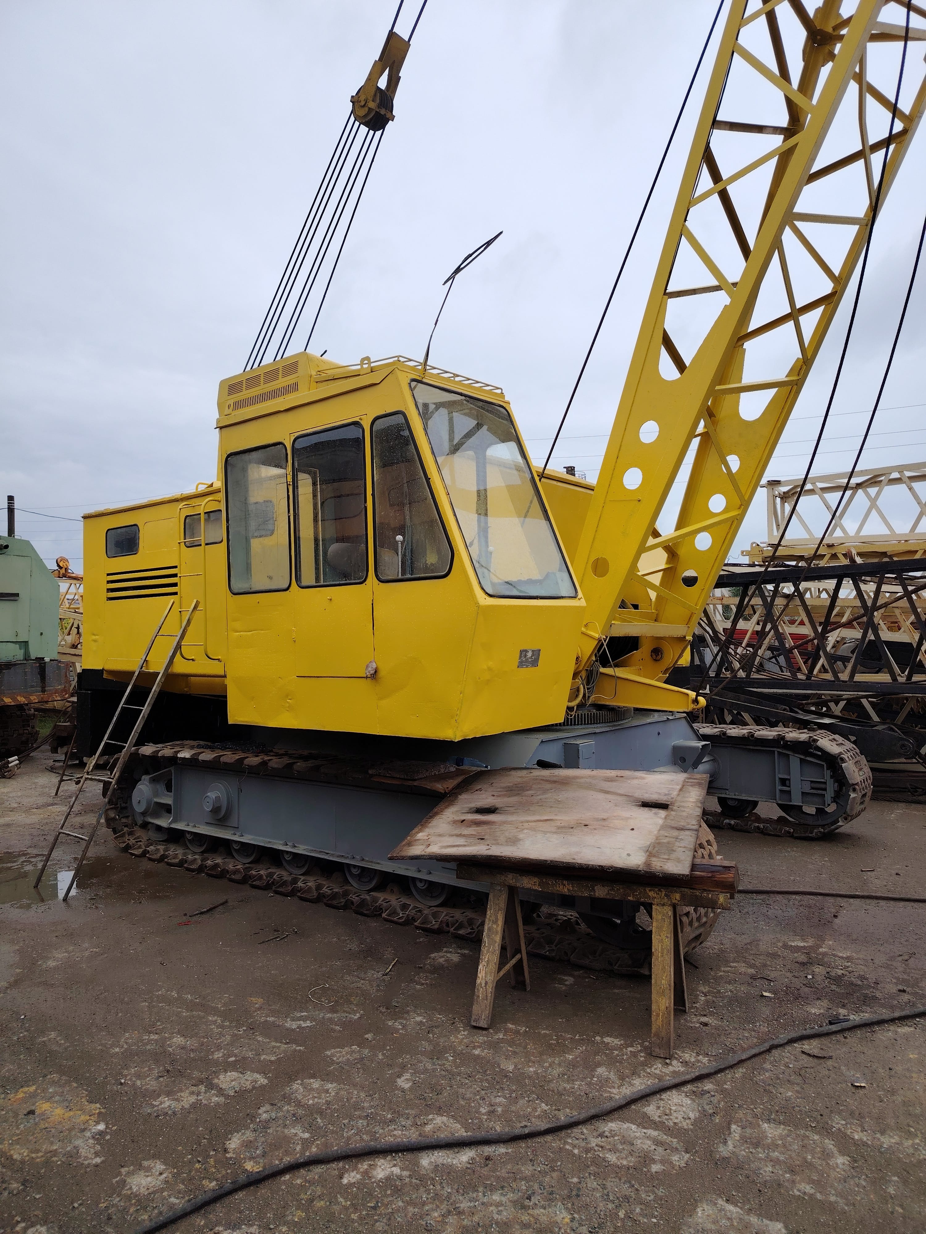 Гусеничный кран ДЭК-251