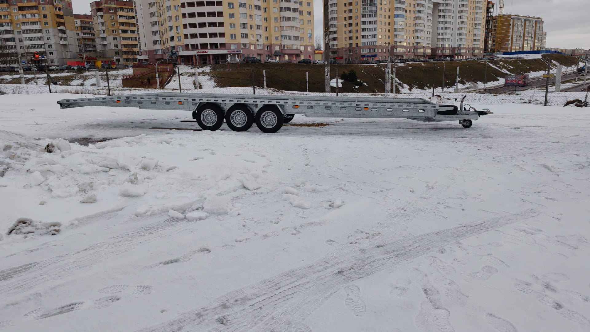 Прицеп автовоз трехосный на 2 авто до 3500кг.