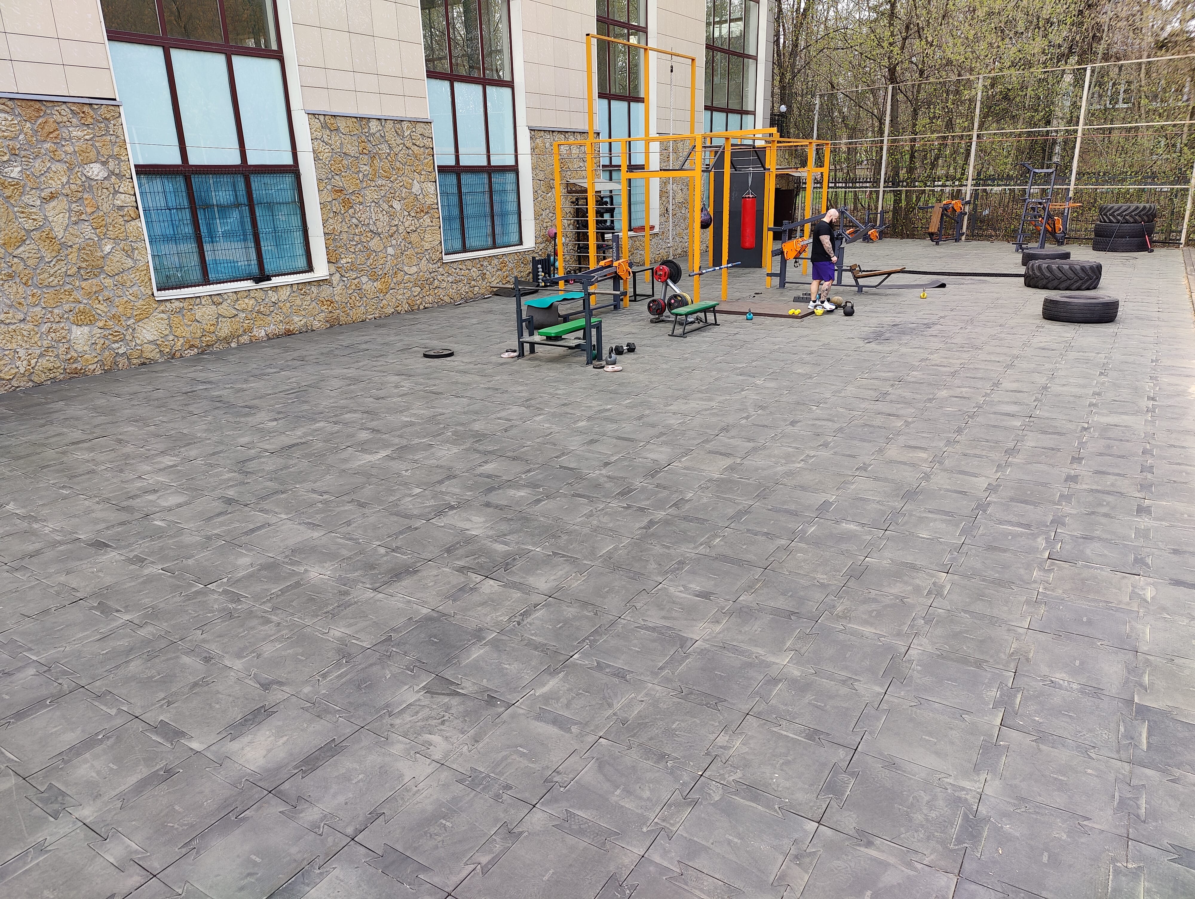 Напольное покрытие в спортивные залы с силовыми тренажерами со свободными весами — фото 3