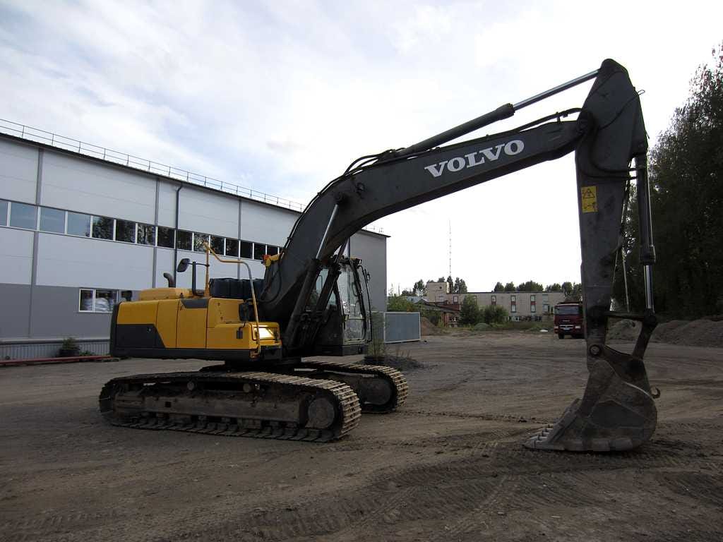 Гусеничный экскаватор Volvo 220, доп. линии, 2 ковша — фото 2