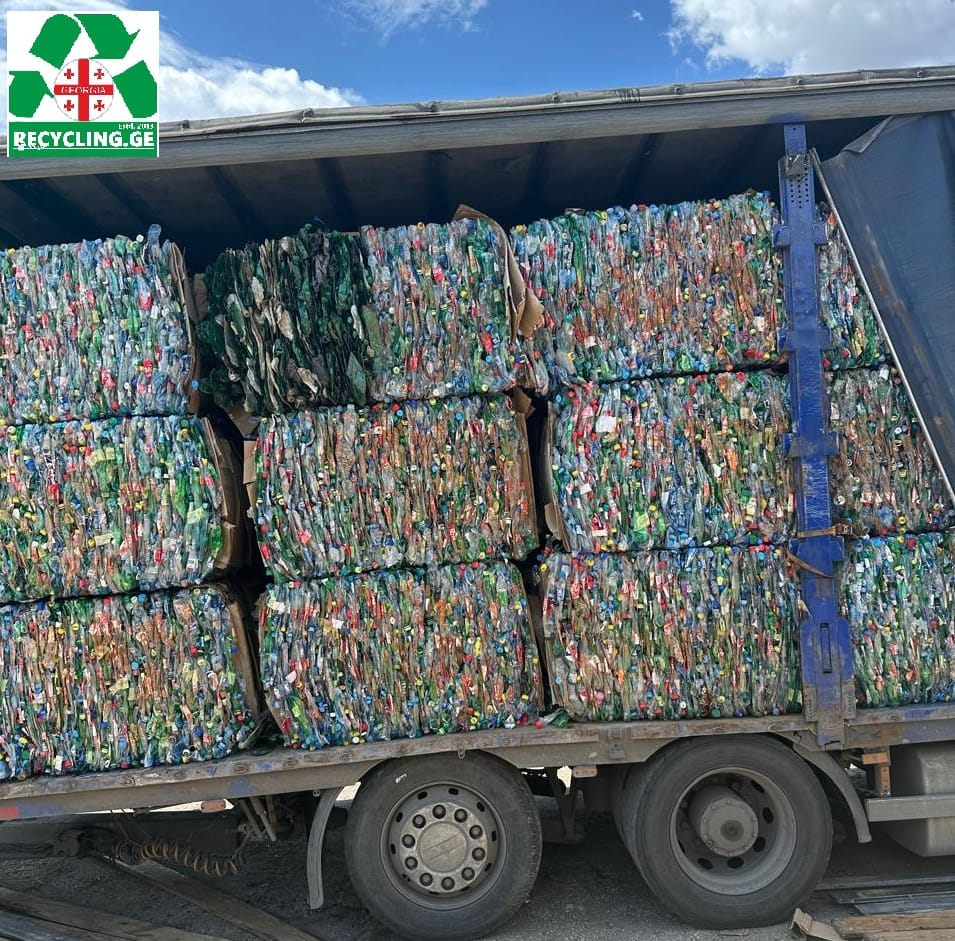 ПЭТ бутылки прессованные по цветам