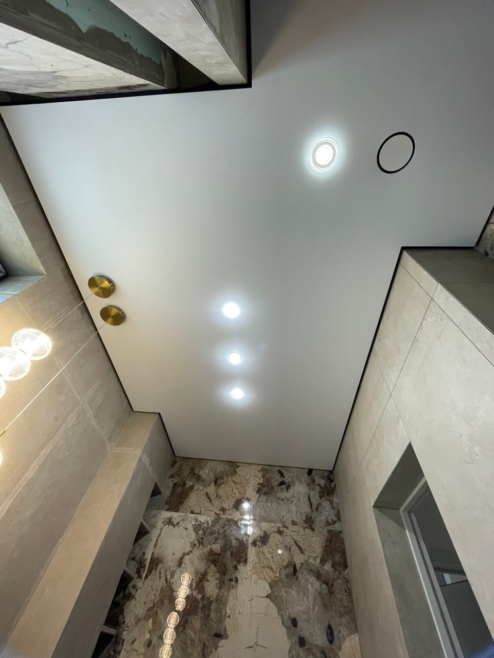 Натяжные потолки в душевой: Качество, которое вы заслуживаете!