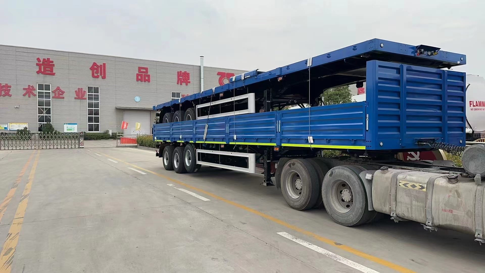 Полуприцеп с бортовой платформой TONGYADA CTY9603LBD 3-оси, грузоподъёмностью 50 тонн, новый.