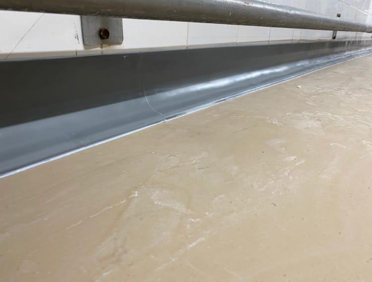 Промышленный плинтус для финишной отделки пола пищевых производств — фото 3