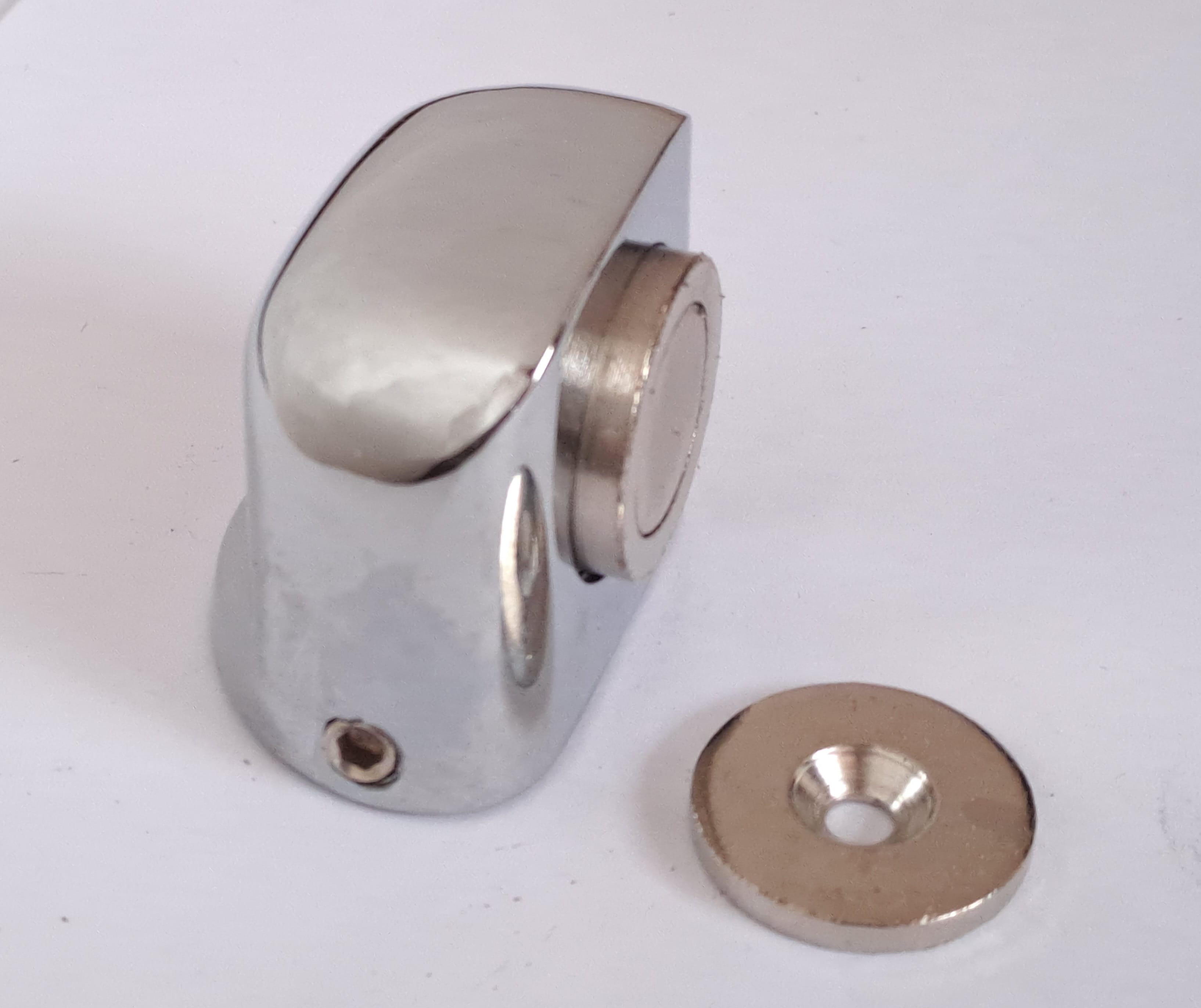 Магнит для фиксации входной двери "Квадрат" Высота 31мм  Цвет  любой