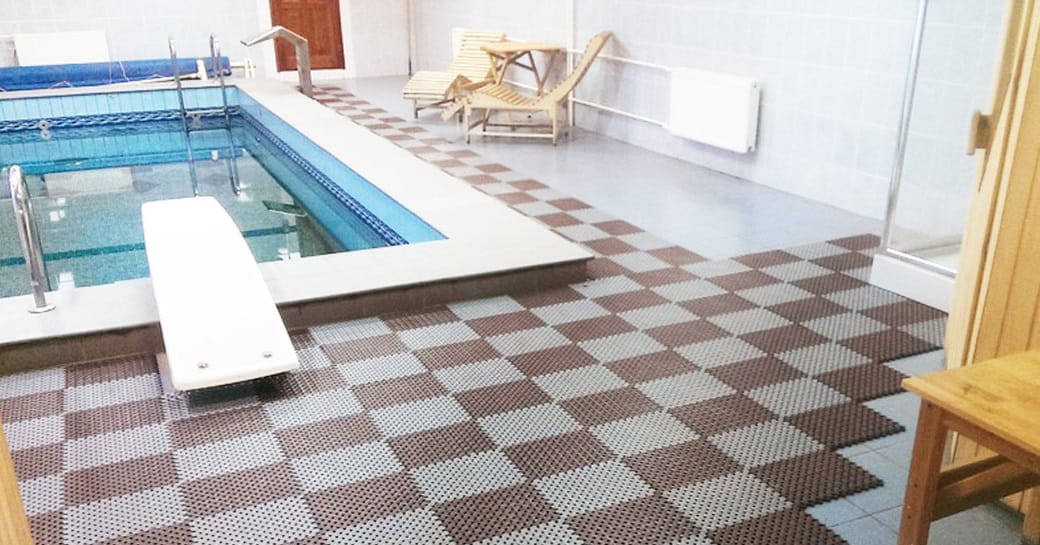 Сборное покрытие для мягкого пола сеточкой в бассейне или аквапарке — фото 10