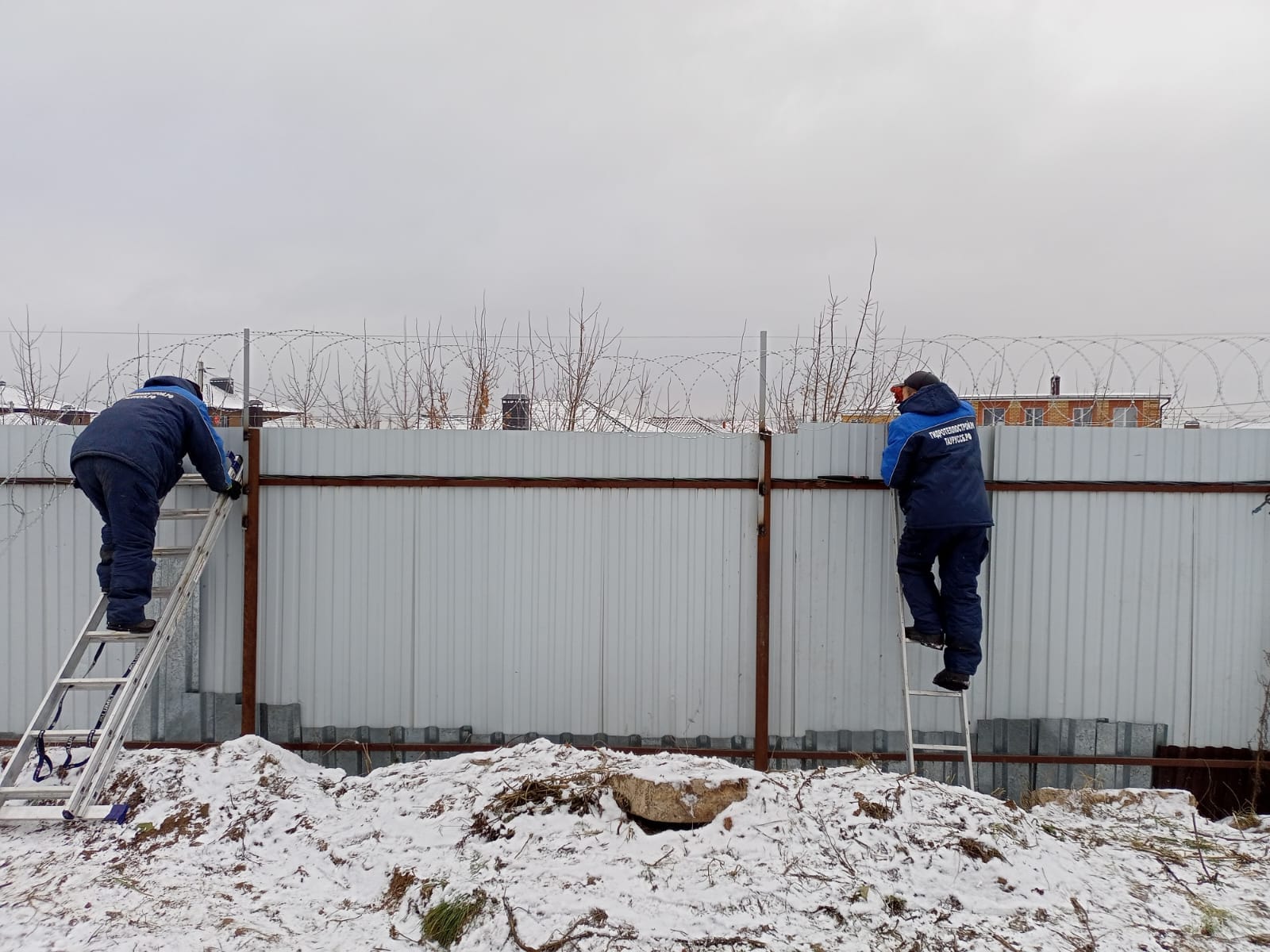 Монтаж колючей проволоки