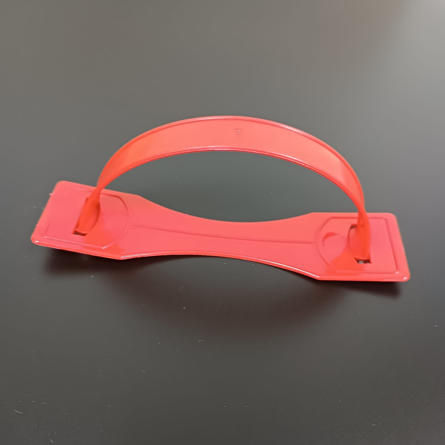 Пластиковая сборная ручка для гофротары цветная оптом — фото 3