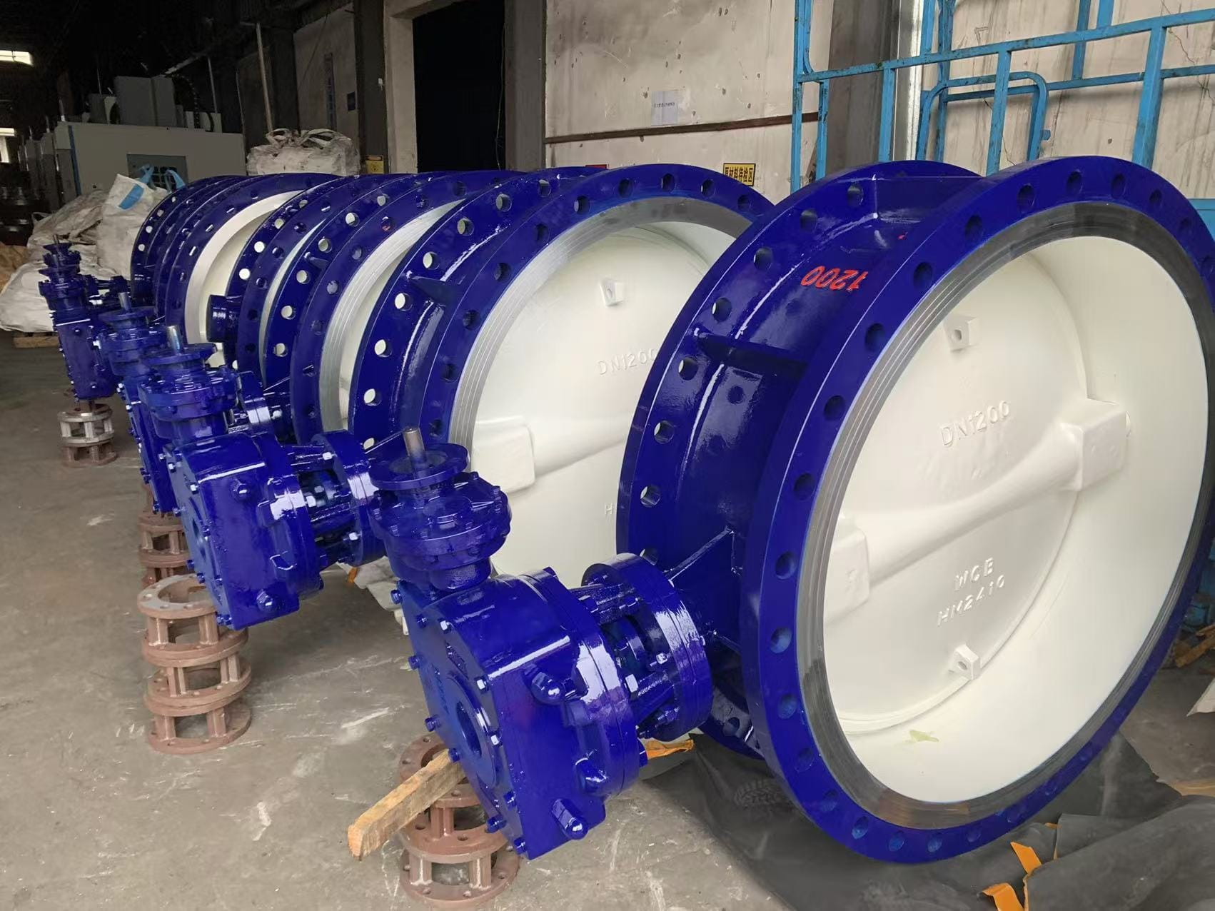 Затвор дисковый поворотный трехэксцентриковый фланцевый стальной ру16 ду1200 с электроприводом