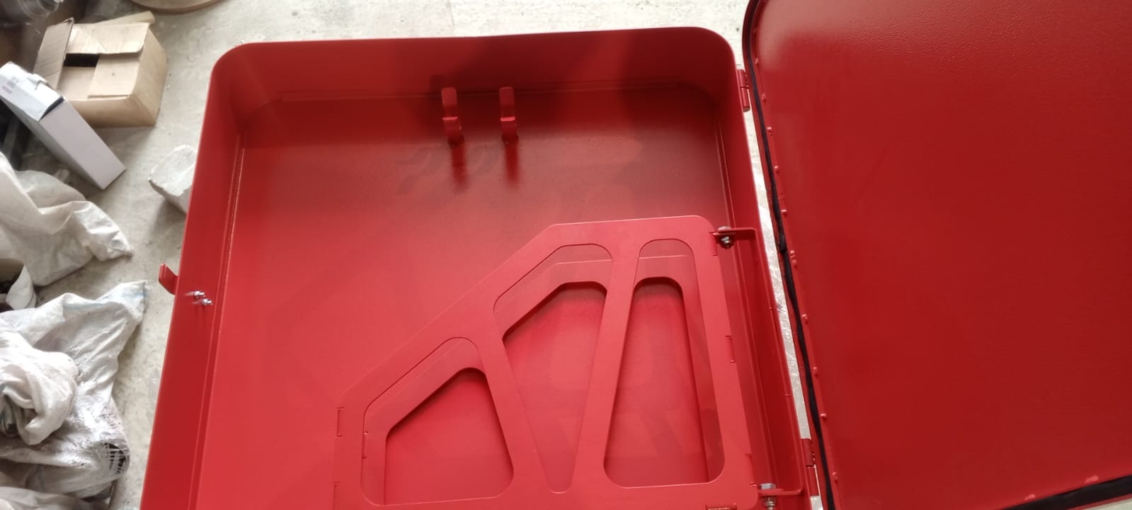 Ящик для хранения пожарного рукава с подвижной корзиной