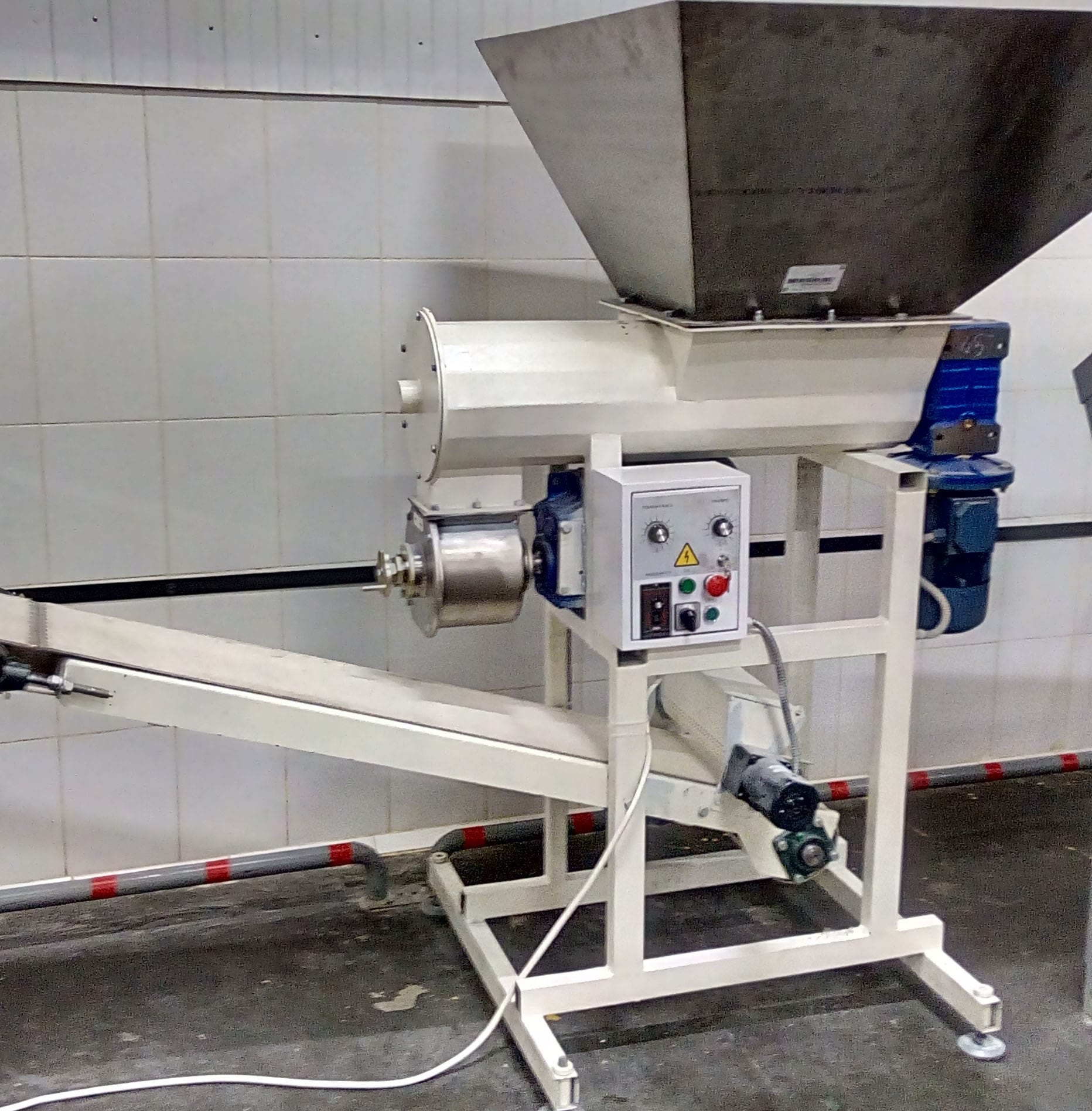 Тестоделитель Кузбасс 68-2М со встроенным транспортёром.